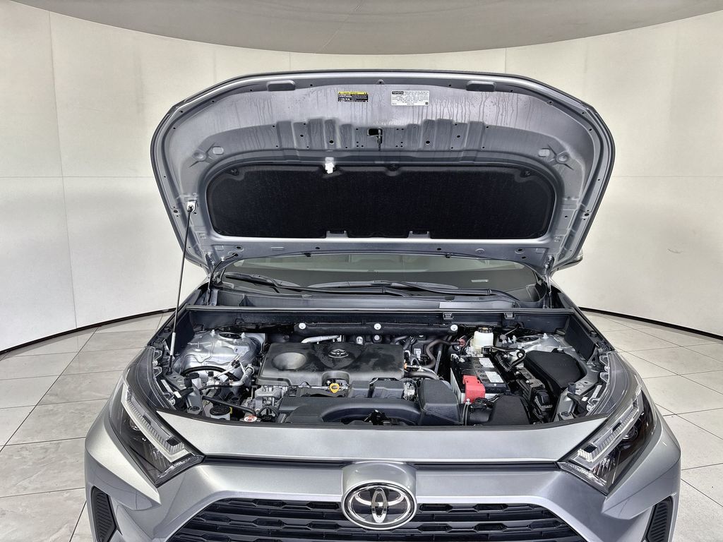 2025 Toyota RAV4 XLE - Photo 18