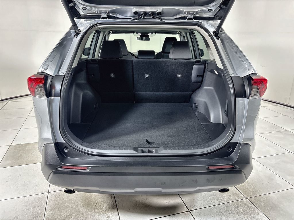 2025 Toyota RAV4 XLE - Photo 21