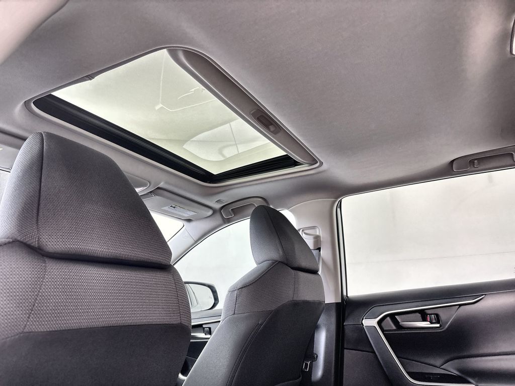 2025 Toyota RAV4 XLE - Photo 16