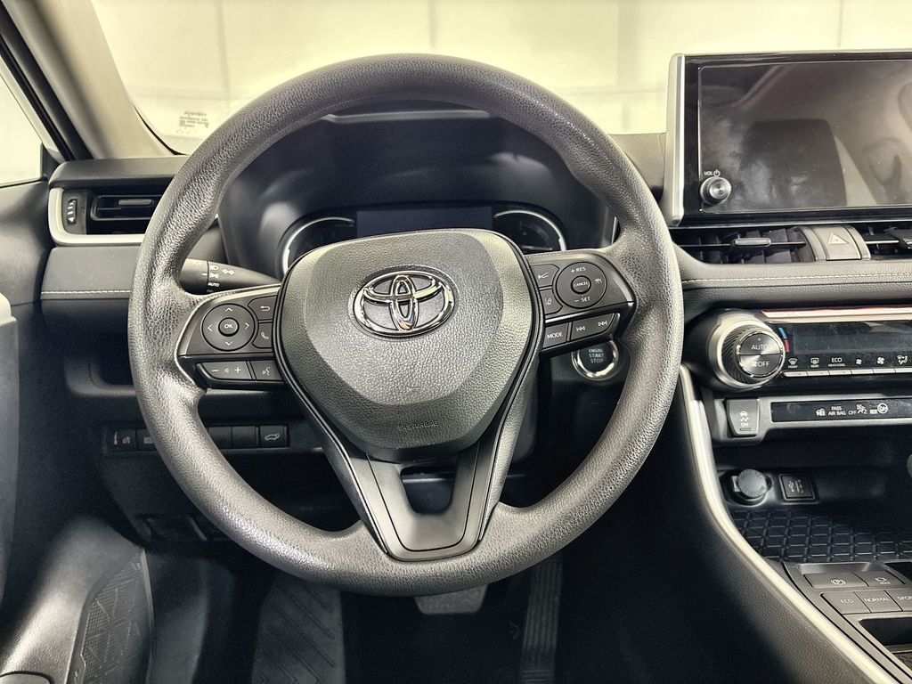 2025 Toyota RAV4 XLE - Photo 11