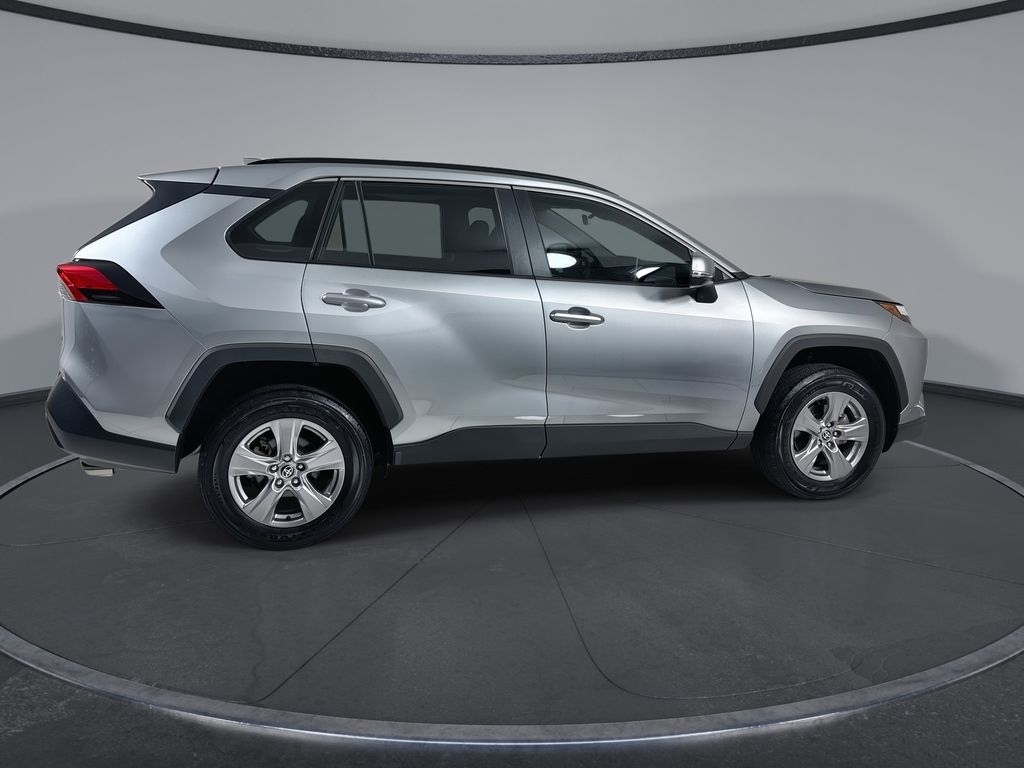 2025 Toyota RAV4 XLE - Photo 9