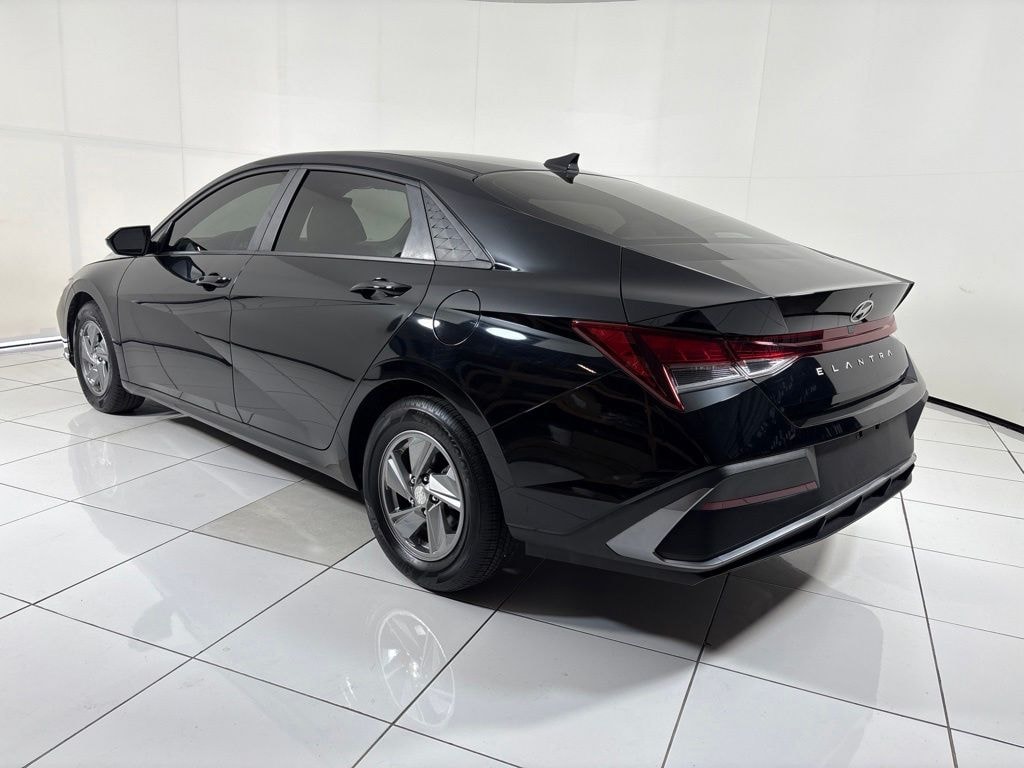 Used 2024 Hyundai Elantra SE Sedan