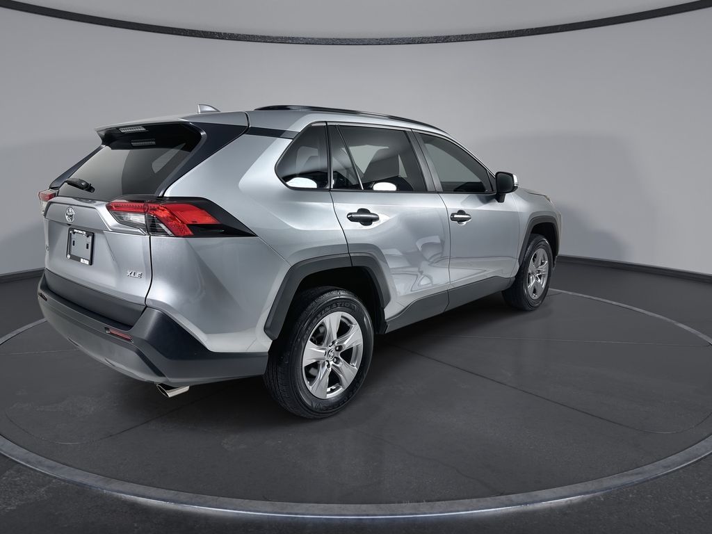 2025 Toyota RAV4 XLE - Photo 8