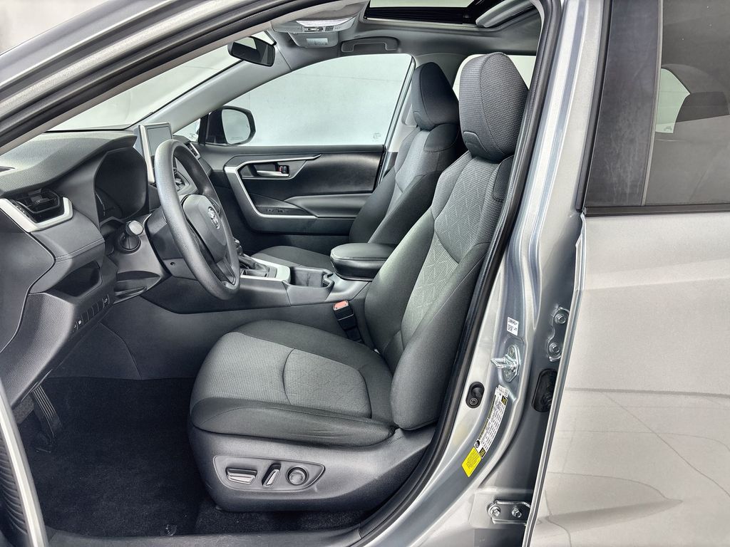 2025 Toyota RAV4 XLE - Photo 13