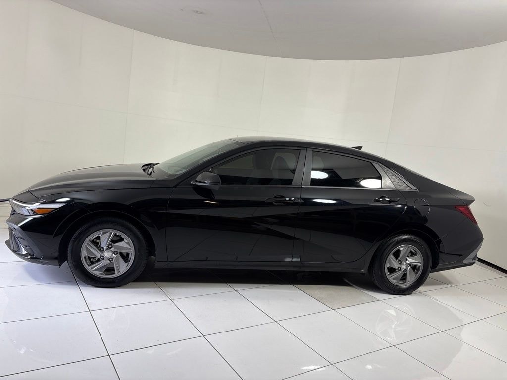 Used 2024 Hyundai Elantra SE Sedan