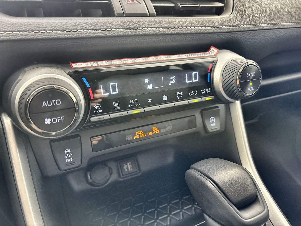 2025 Toyota RAV4 XLE - Photo 17