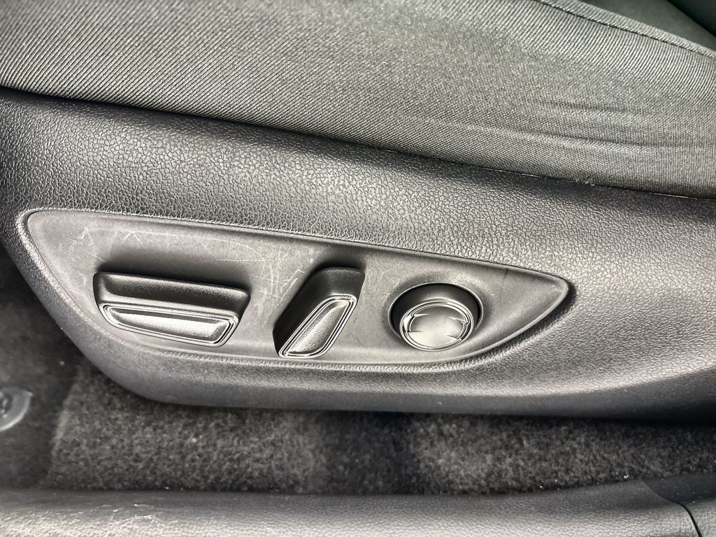 2025 Toyota RAV4 XLE - Photo 14