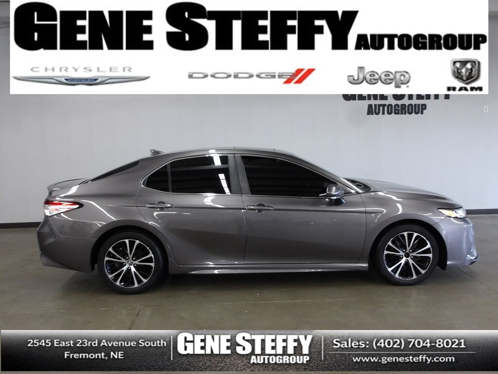 Used 2020 Toyota Camry SE Sedan