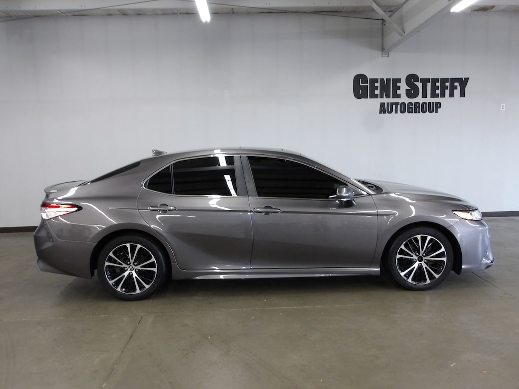 Used 2020 Toyota Camry SE Sedan