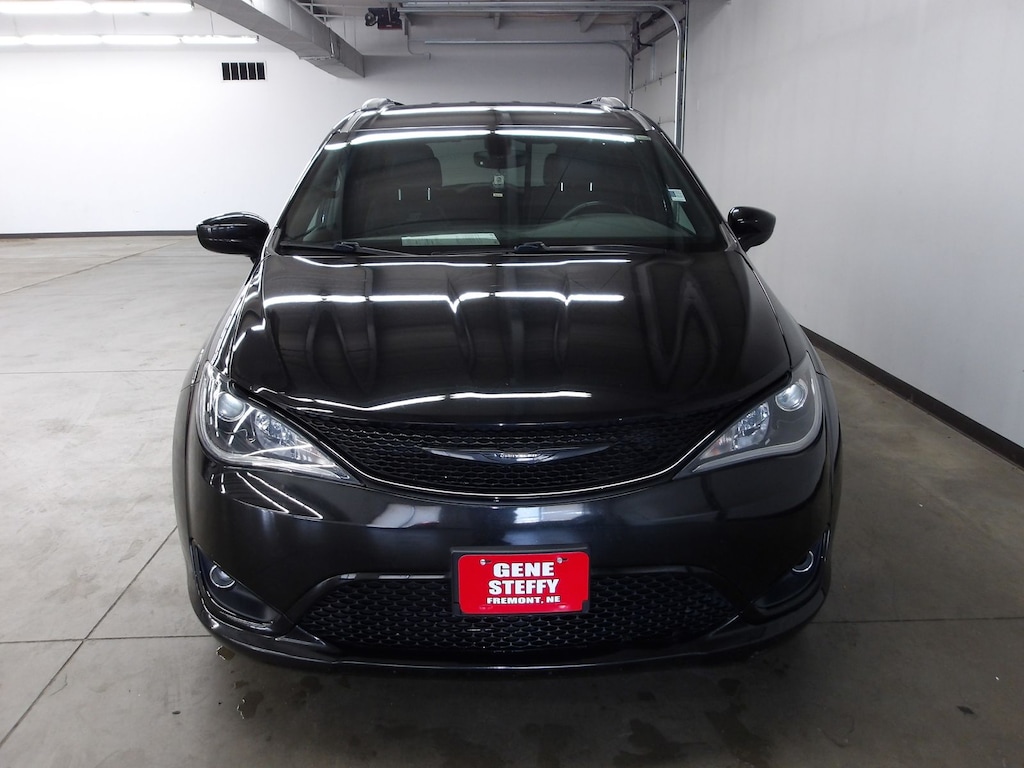 Used 2018 Chrysler Pacifica Touring L Plus Minivan/Van
