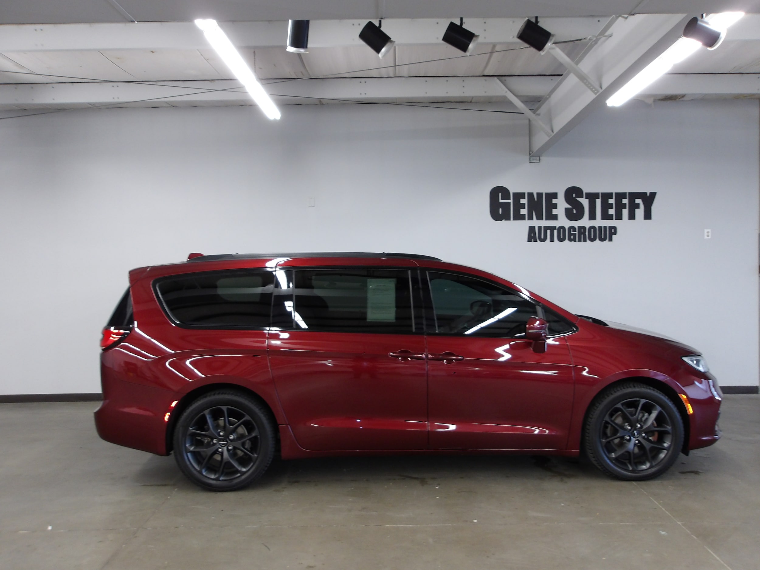 2021 Chrysler Pacifica Touring's photo