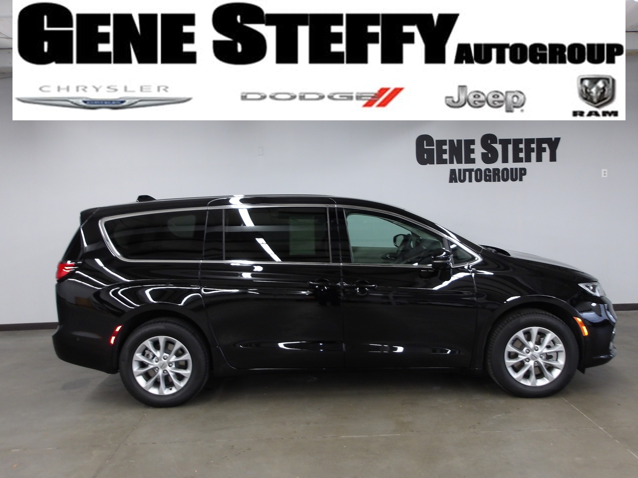 2024 Chrysler Pacifica Touring L's photo