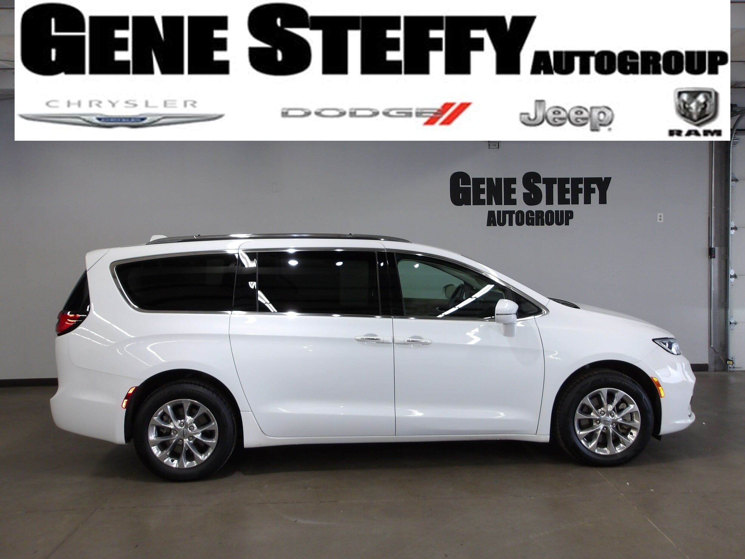 2021 Chrysler Pacifica Touring L's photo