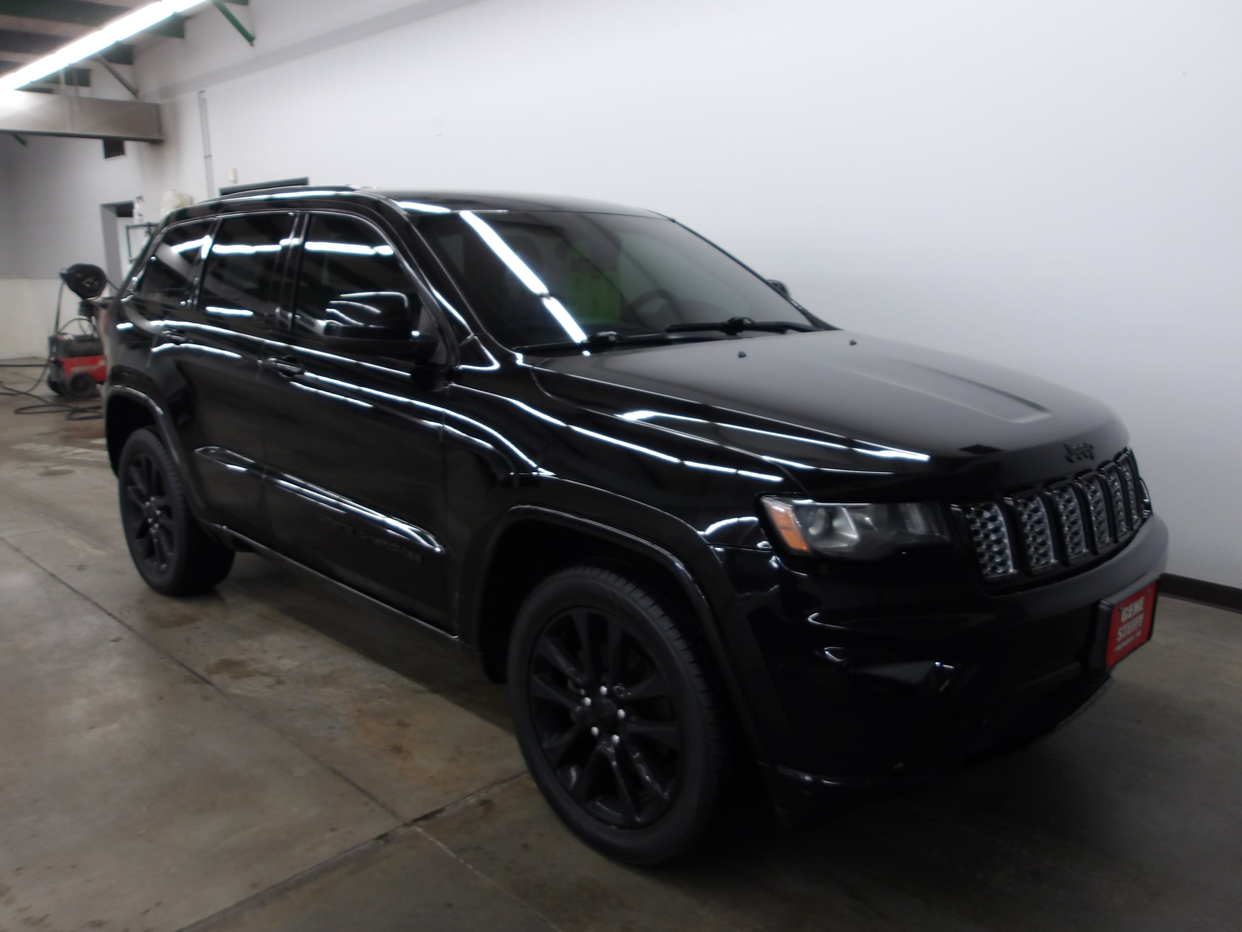 Used 2017 Jeep Grand Cherokee Altitude with VIN 1C4RJFAG7HC875525 for sale in Fremont, NE