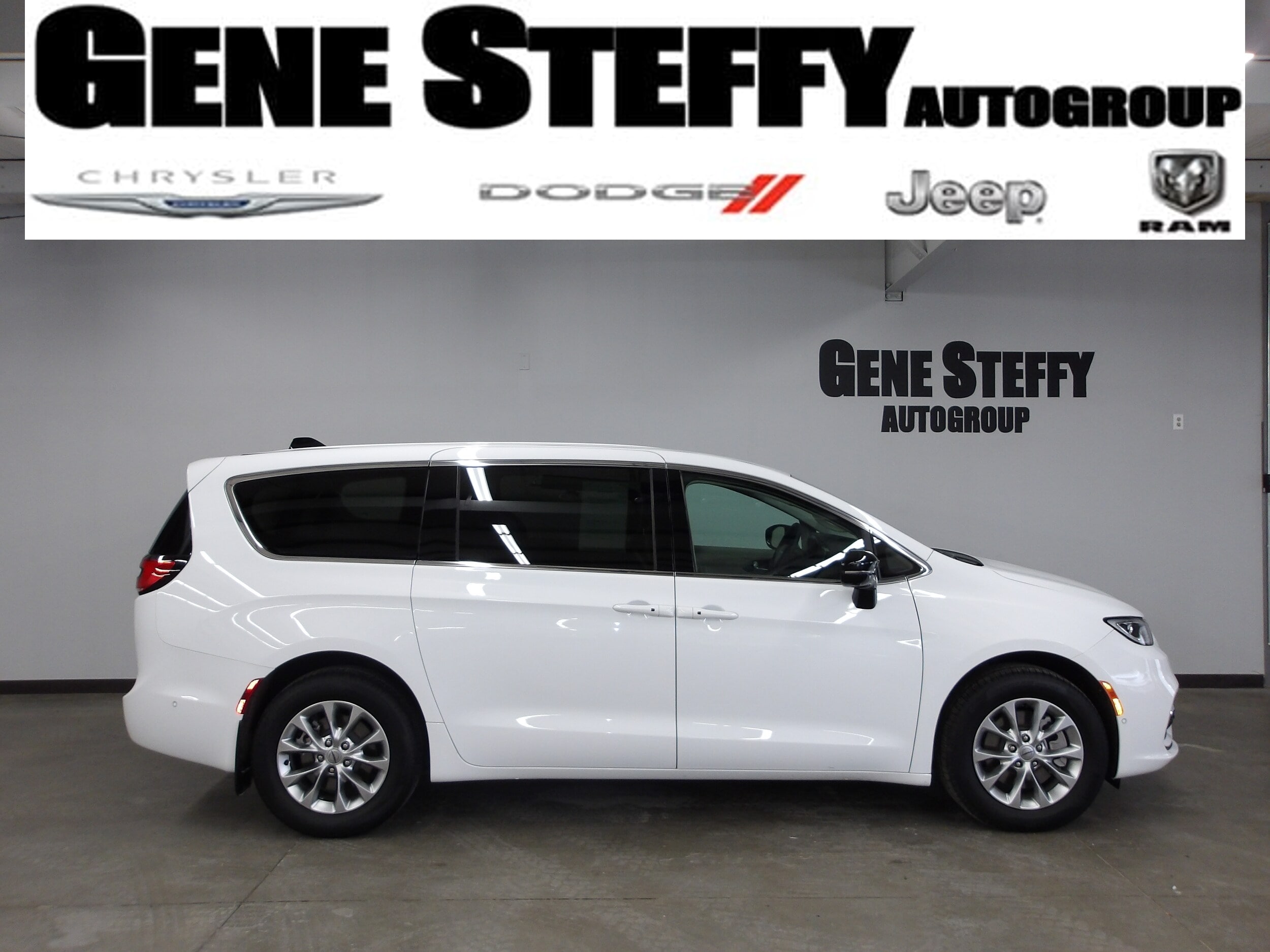 2024 Chrysler Pacifica Touring L's photo