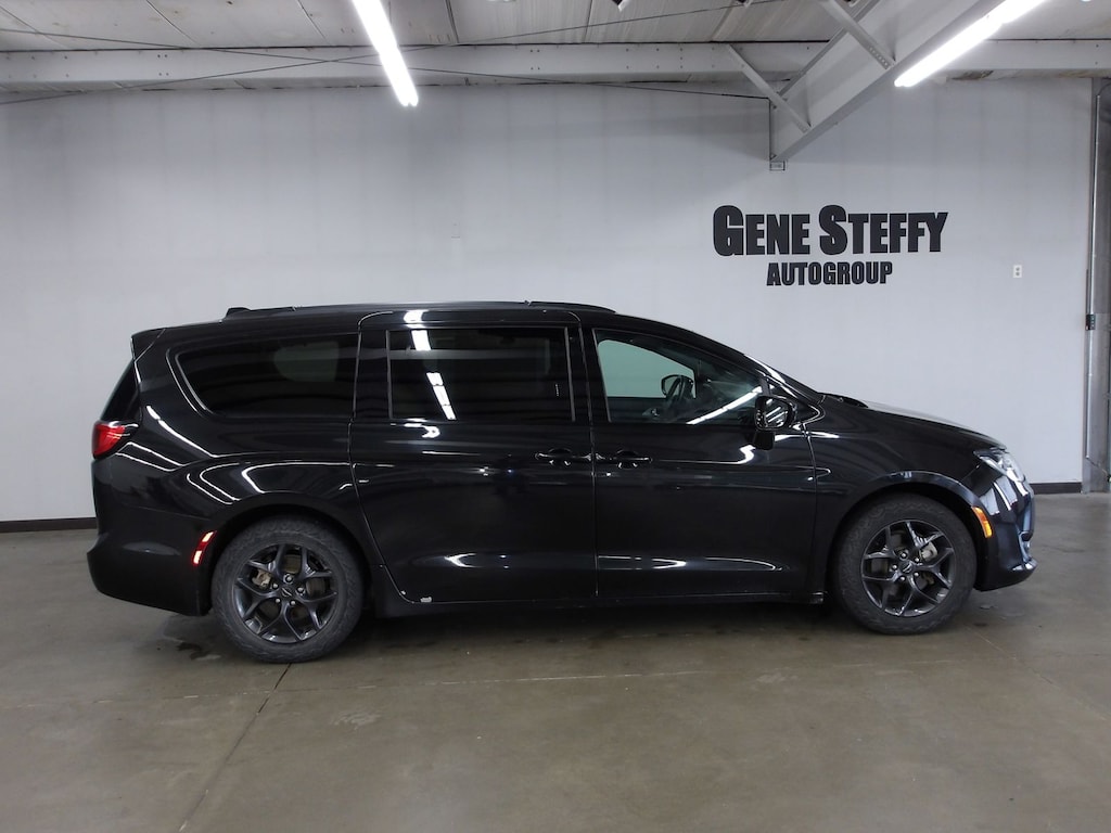 Used 2018 Chrysler Pacifica Touring L Plus Minivan/Van