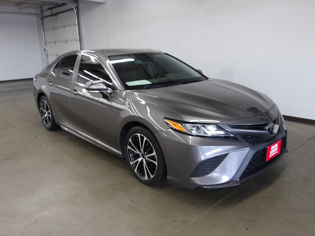 Used 2020 Toyota Camry SE Sedan