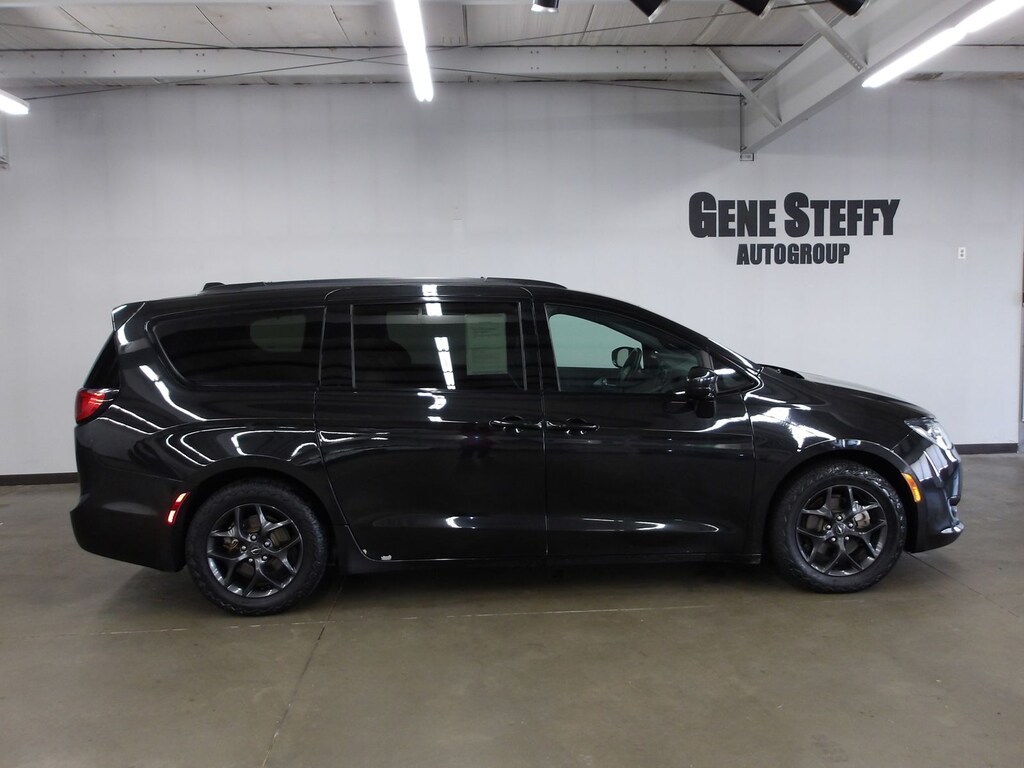 Used 2018 Chrysler Pacifica Touring L Plus Minivan/Van