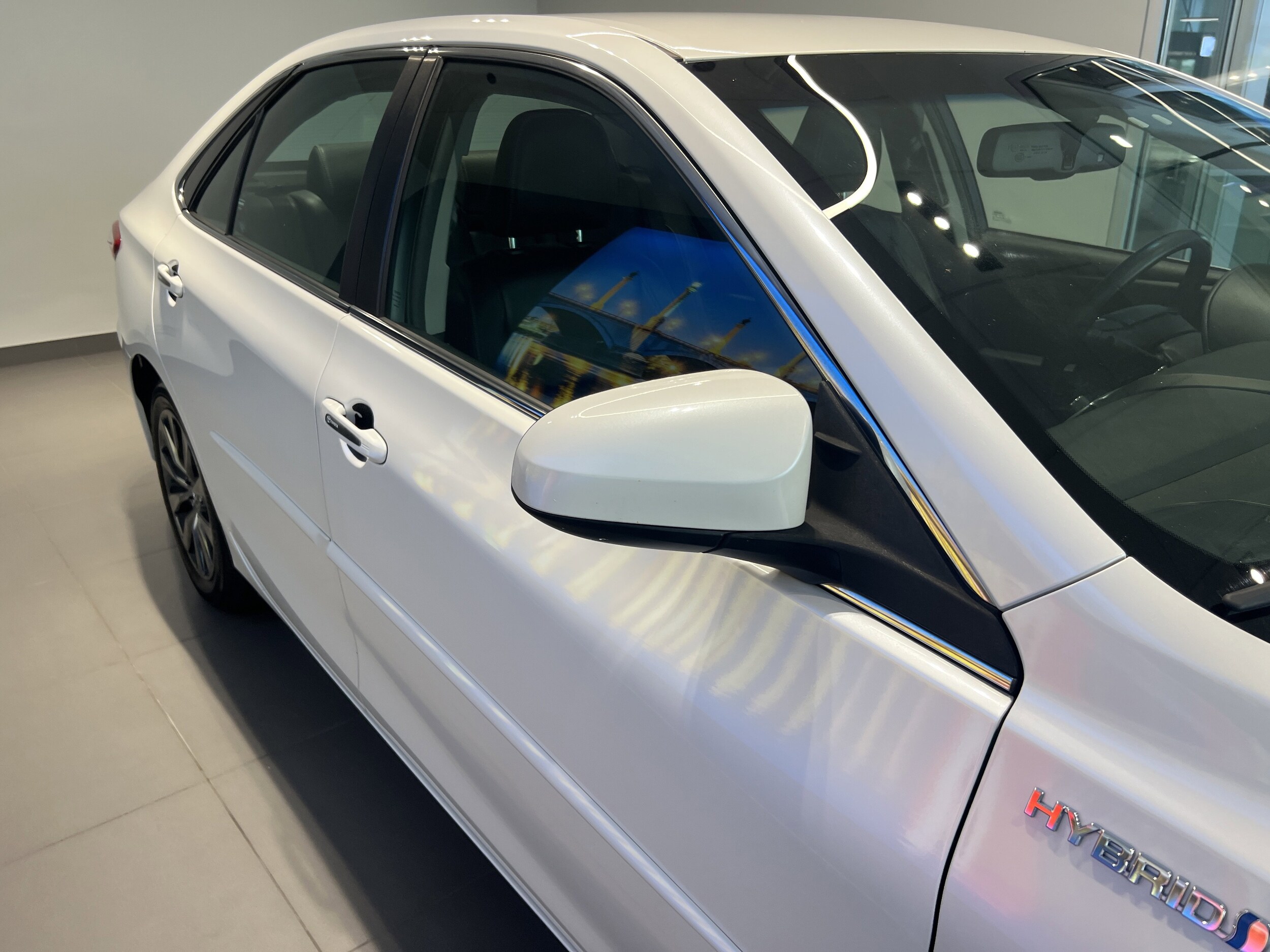2015 Toyota Camry Hybrid XLE photo 2