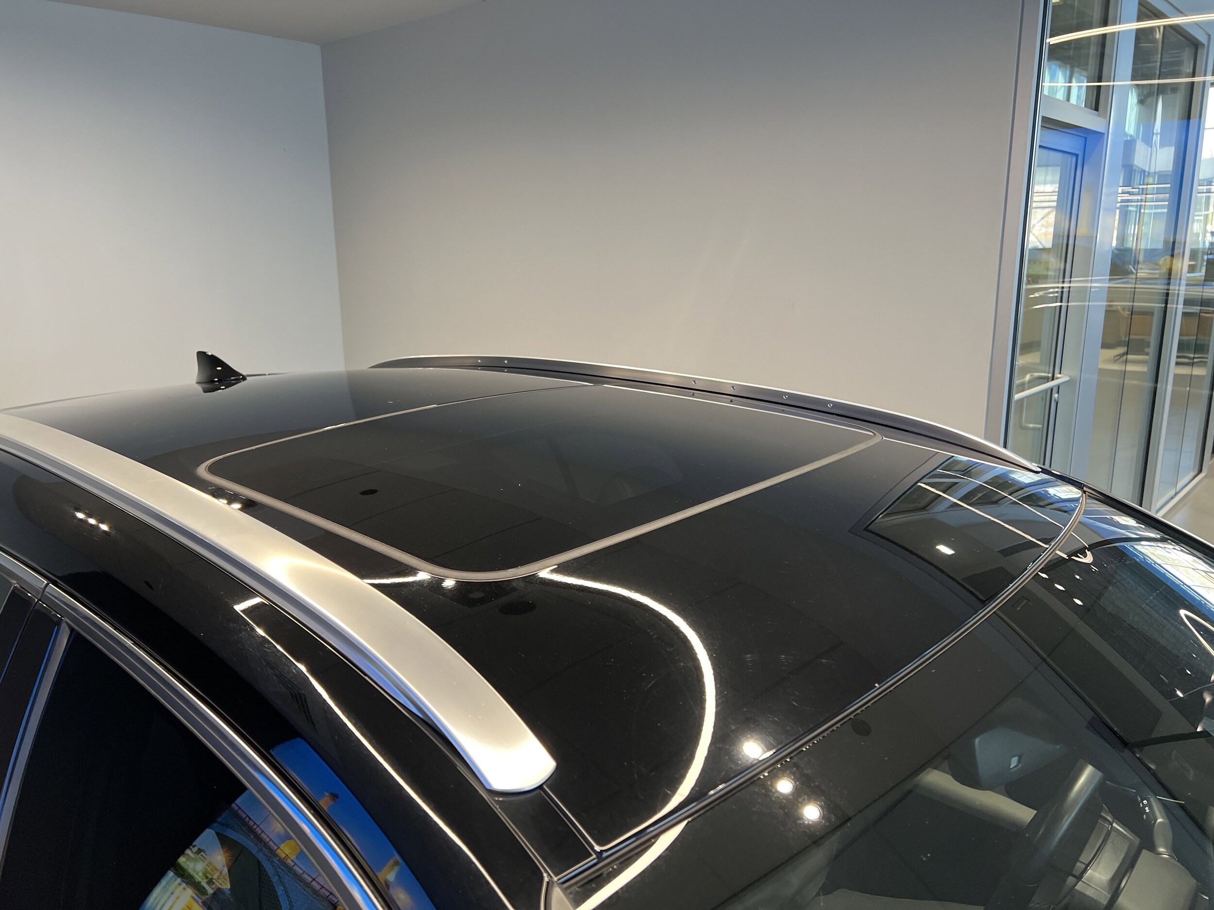 2020 Lexus UX 250h Premium photo 4