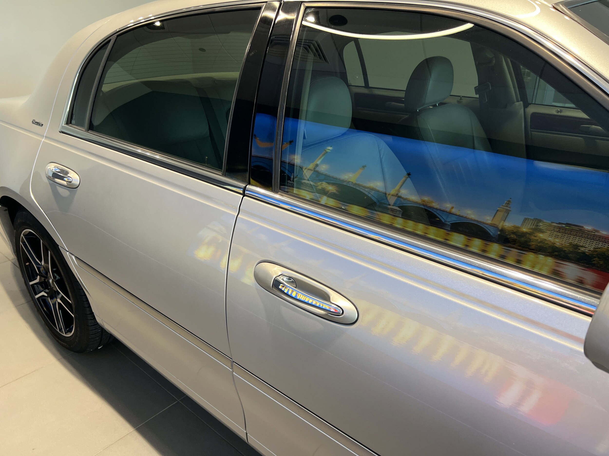2003 Lincoln Town Car Executive photo 2