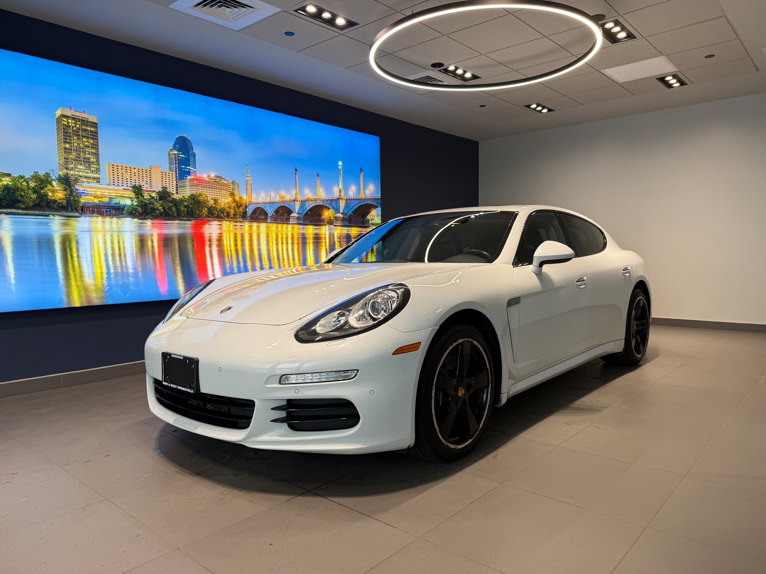 2016 Porsche Panamera 4 Edition's photo