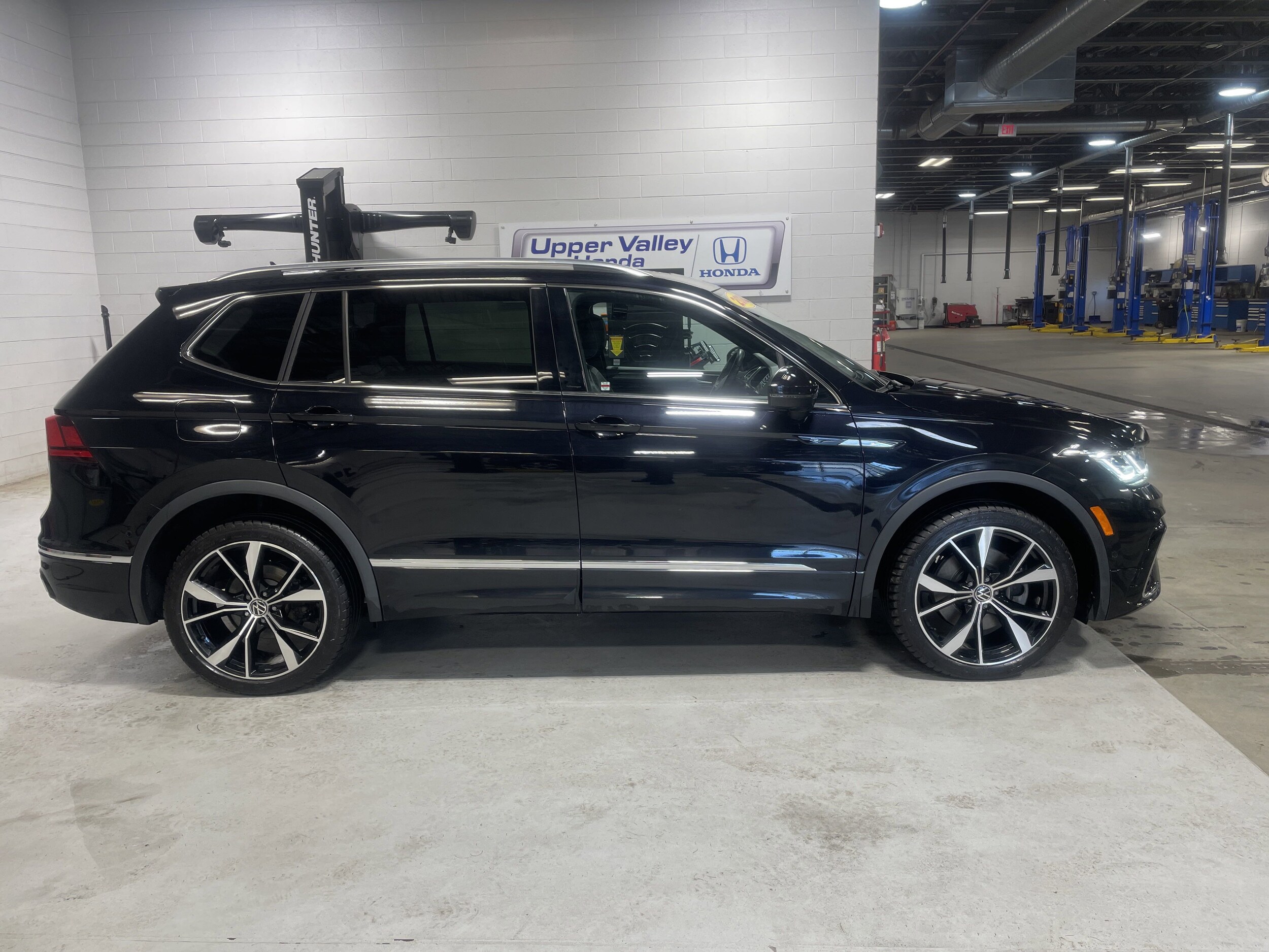 2022 Volkswagen Tiguan SEL Premium R-Line photo 3