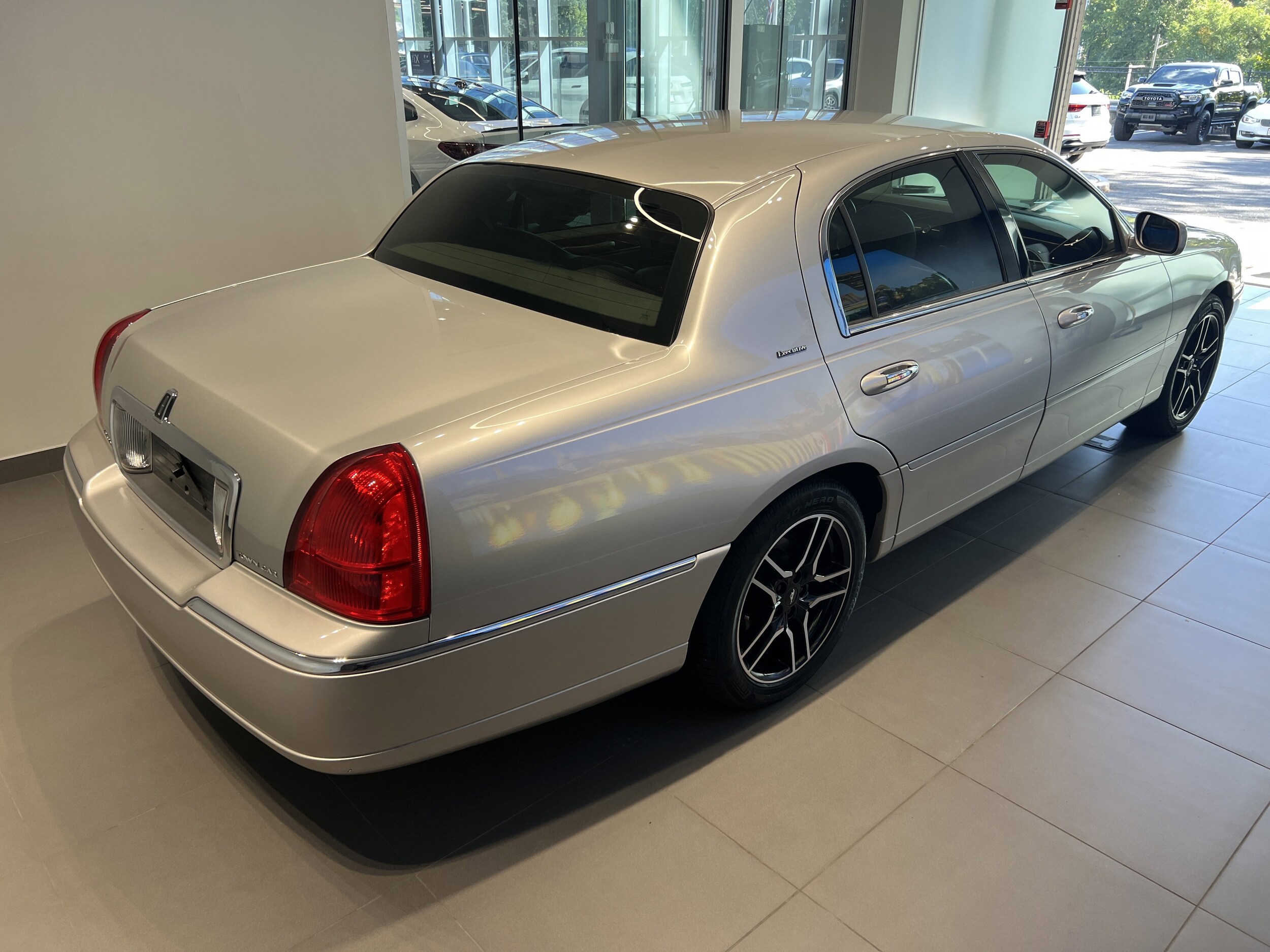 2003 Lincoln Town Car Executive photo 3