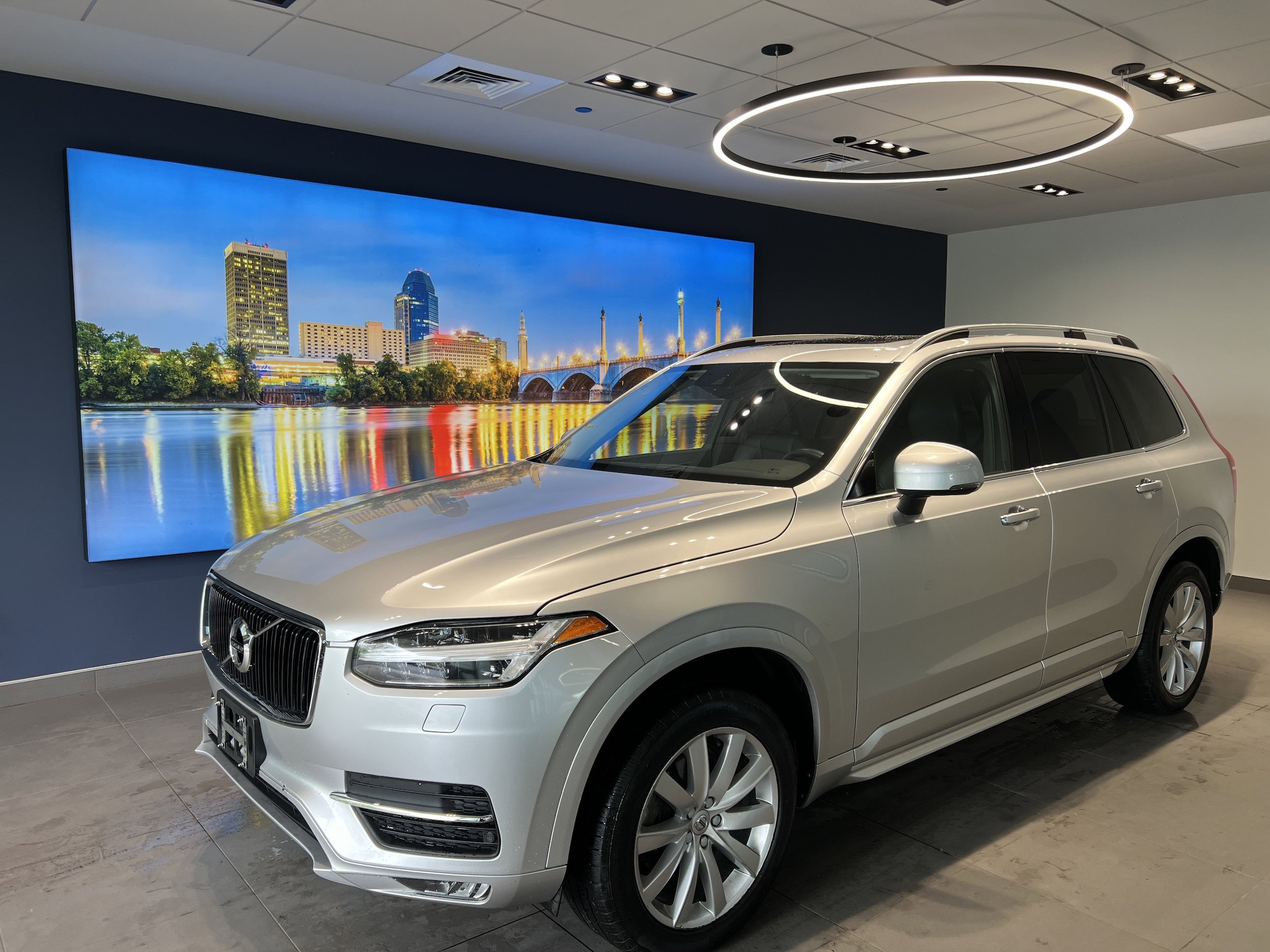 2016 Volvo XC90 T6 AWD Momentum's photo