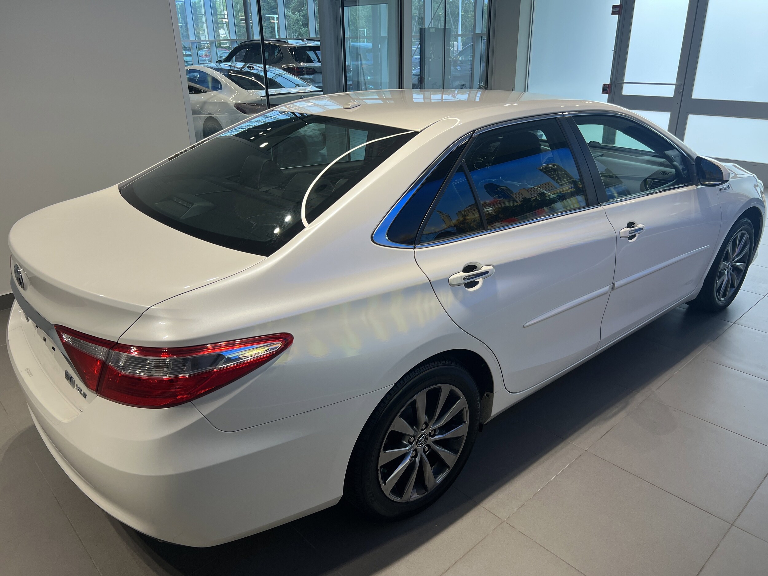 2015 Toyota Camry Hybrid XLE photo 3