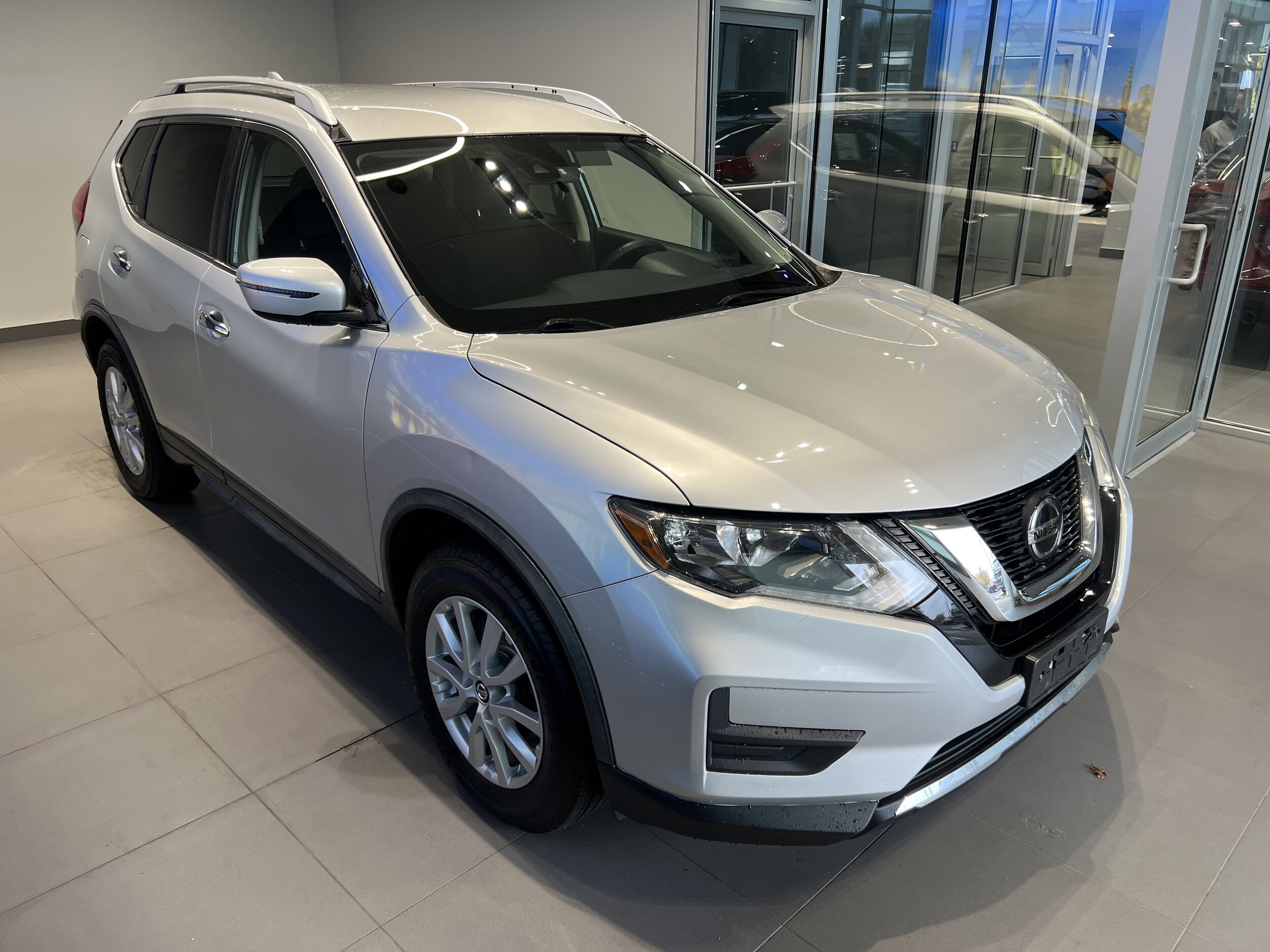 2020 Nissan Rogue AWD SV photo 3