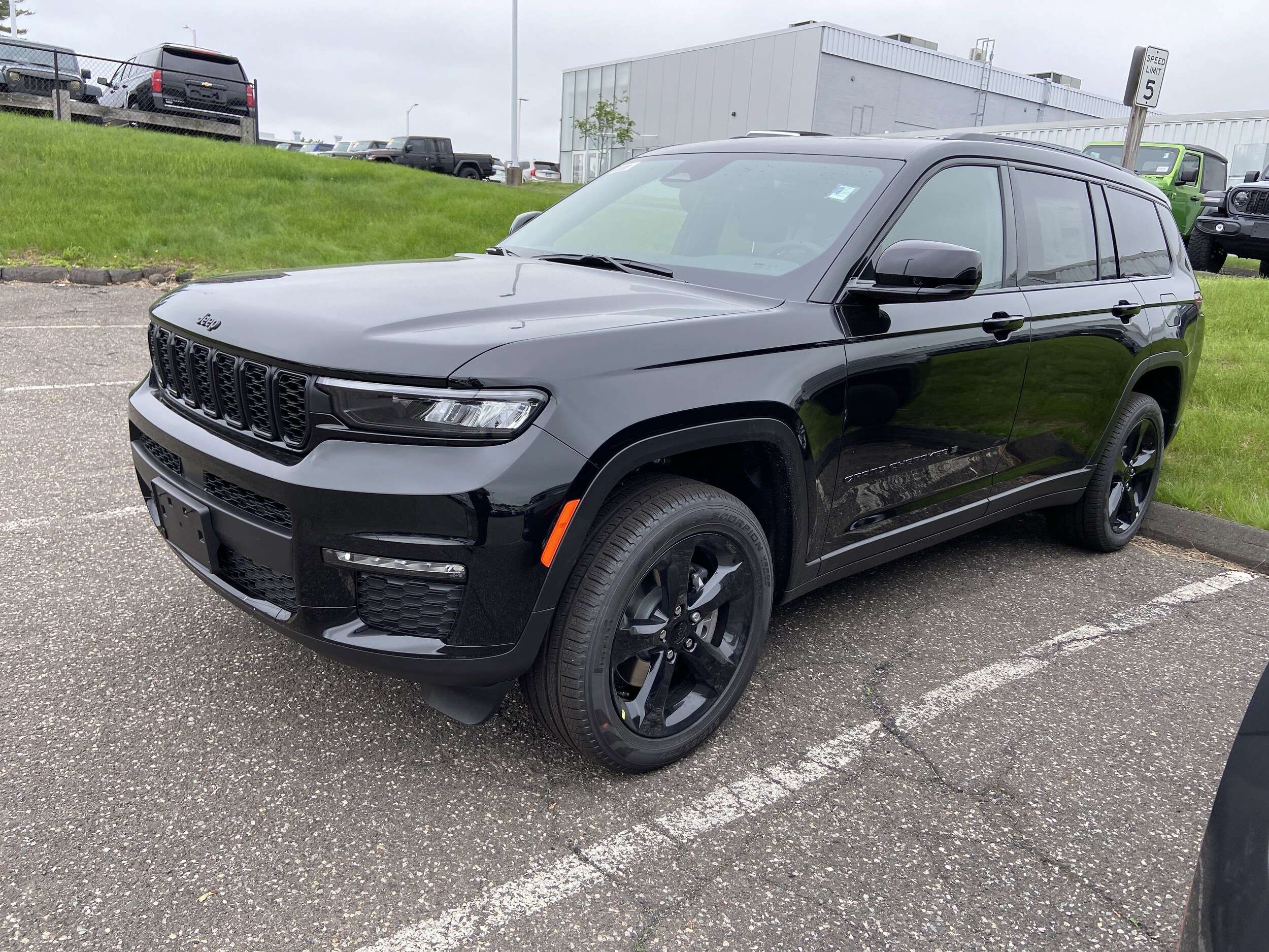 2025 Jeep Grand Cherokee Limited photo 3
