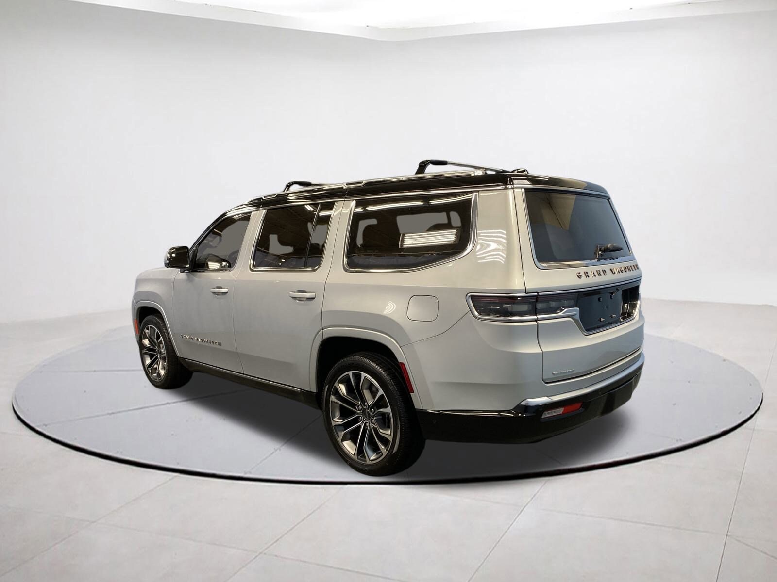 2022 Jeep Grand Wagoneer III photo 4