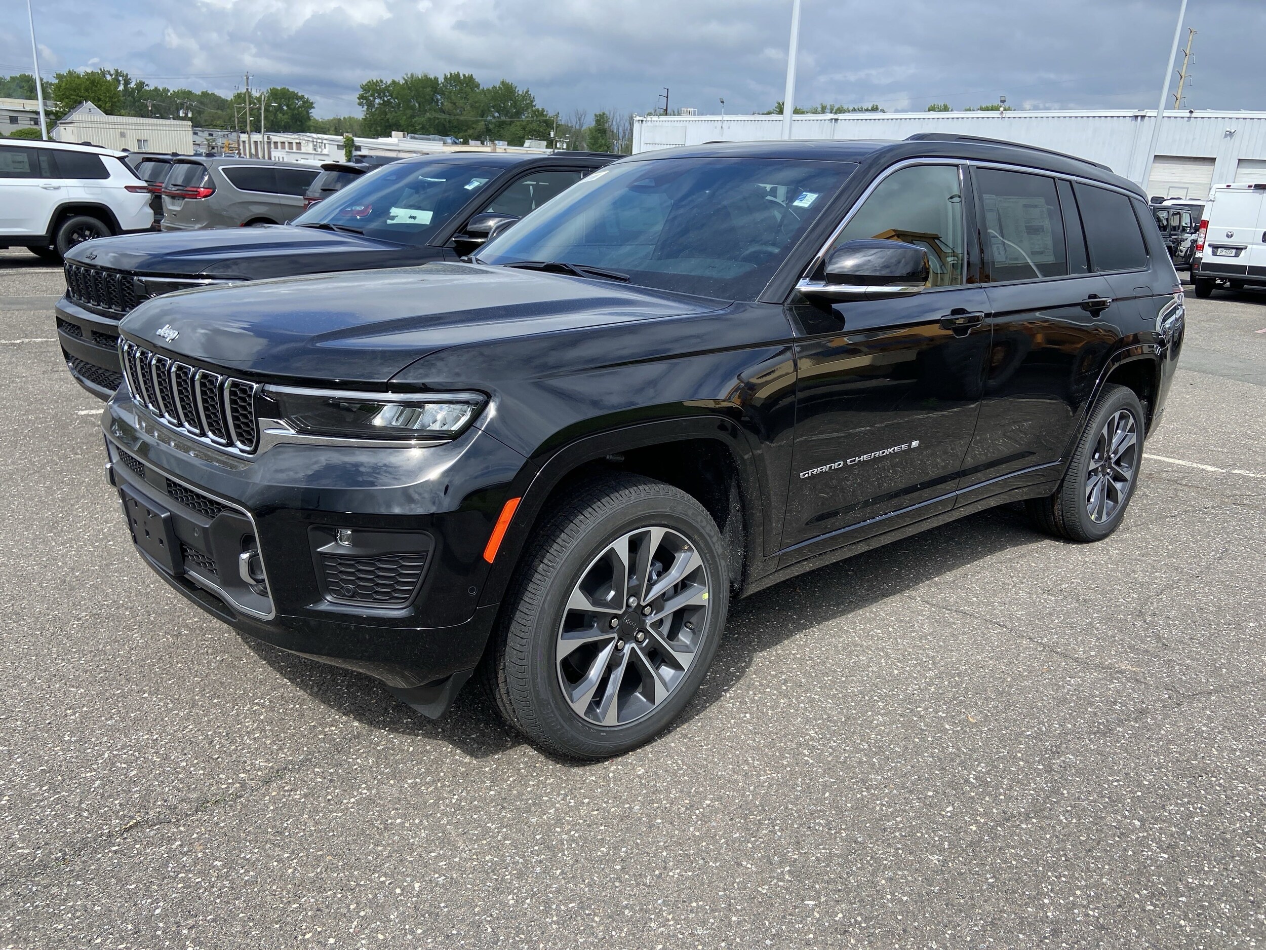 2025 Jeep Grand Cherokee Overland photo 3