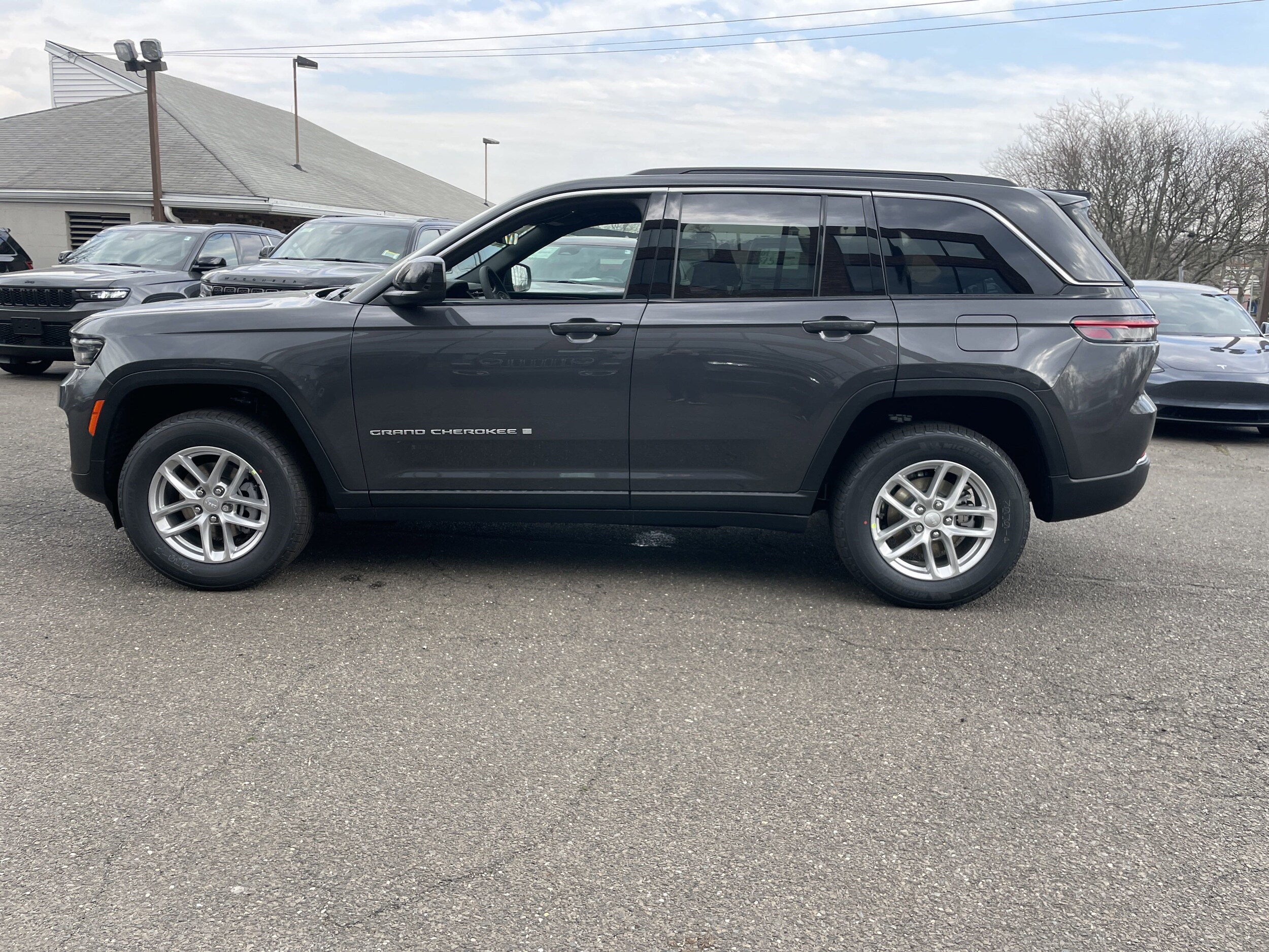 2025 Jeep Grand Cherokee Laredo X photo 3