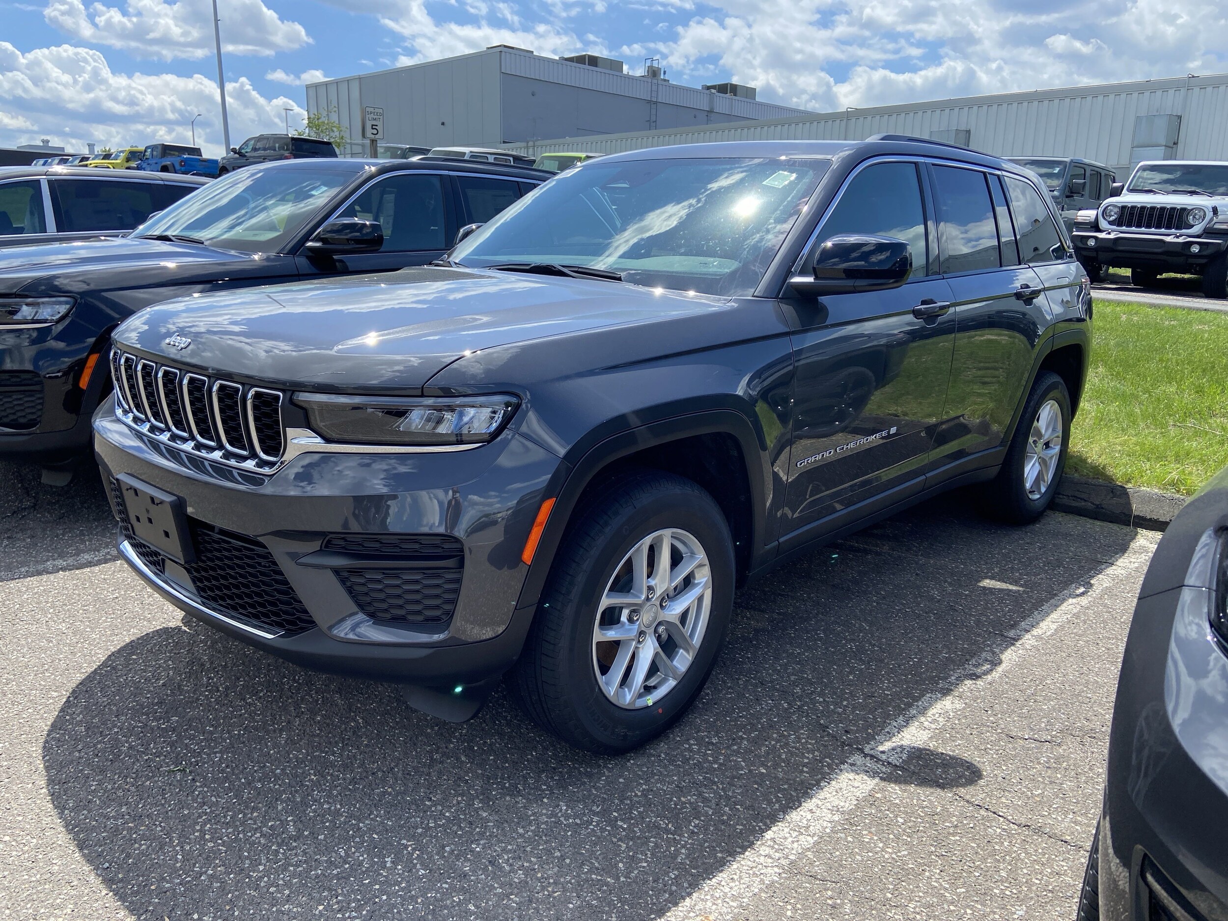 2025 Jeep Grand Cherokee Laredo X photo 2