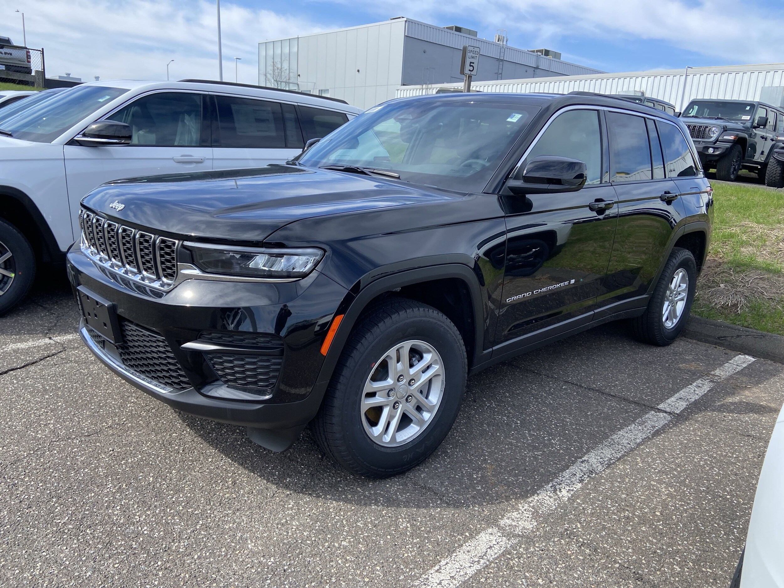 2025 Jeep Grand Cherokee Laredo photo 2