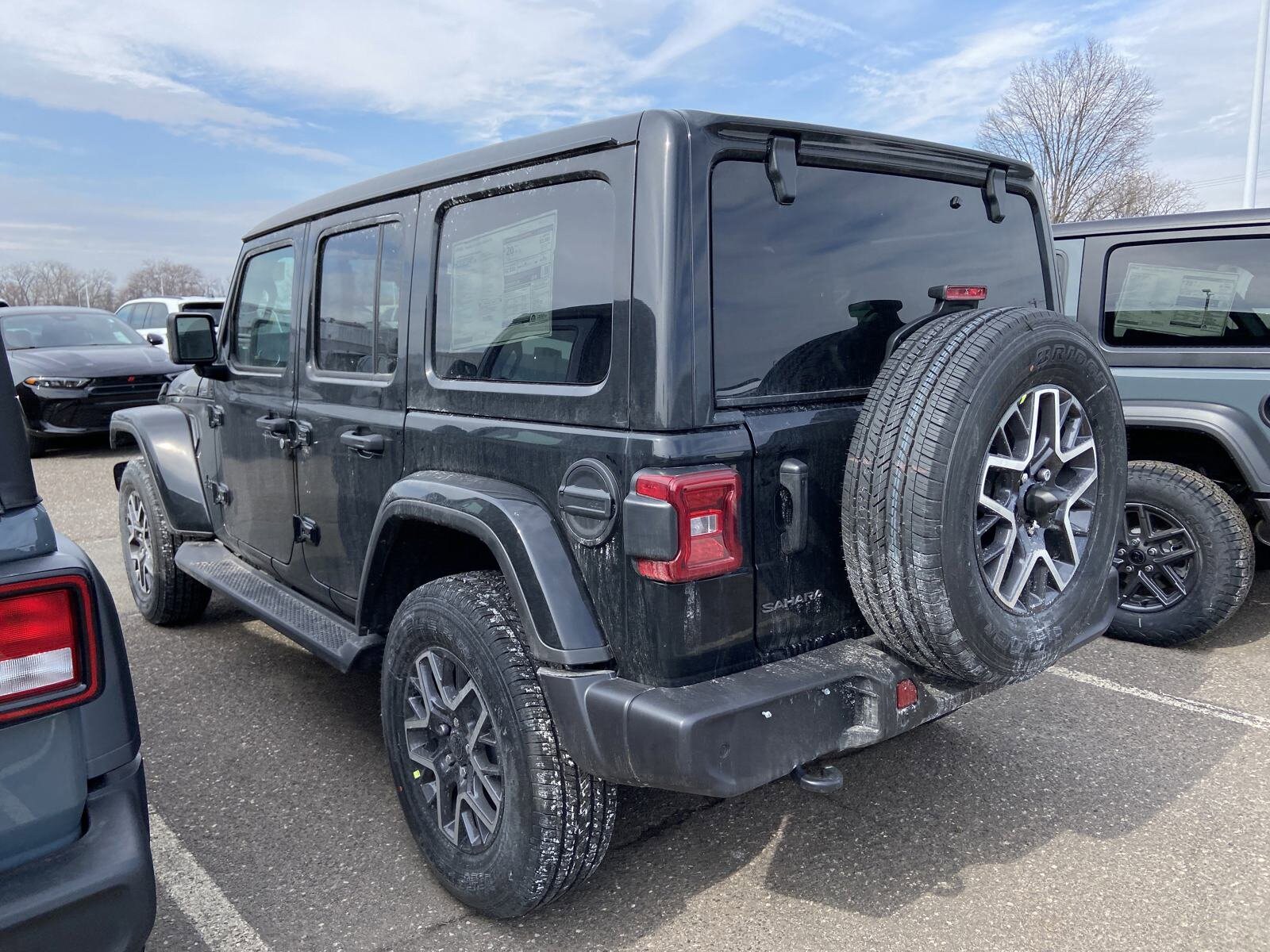 2025 Jeep Wrangler Sahara photo 4