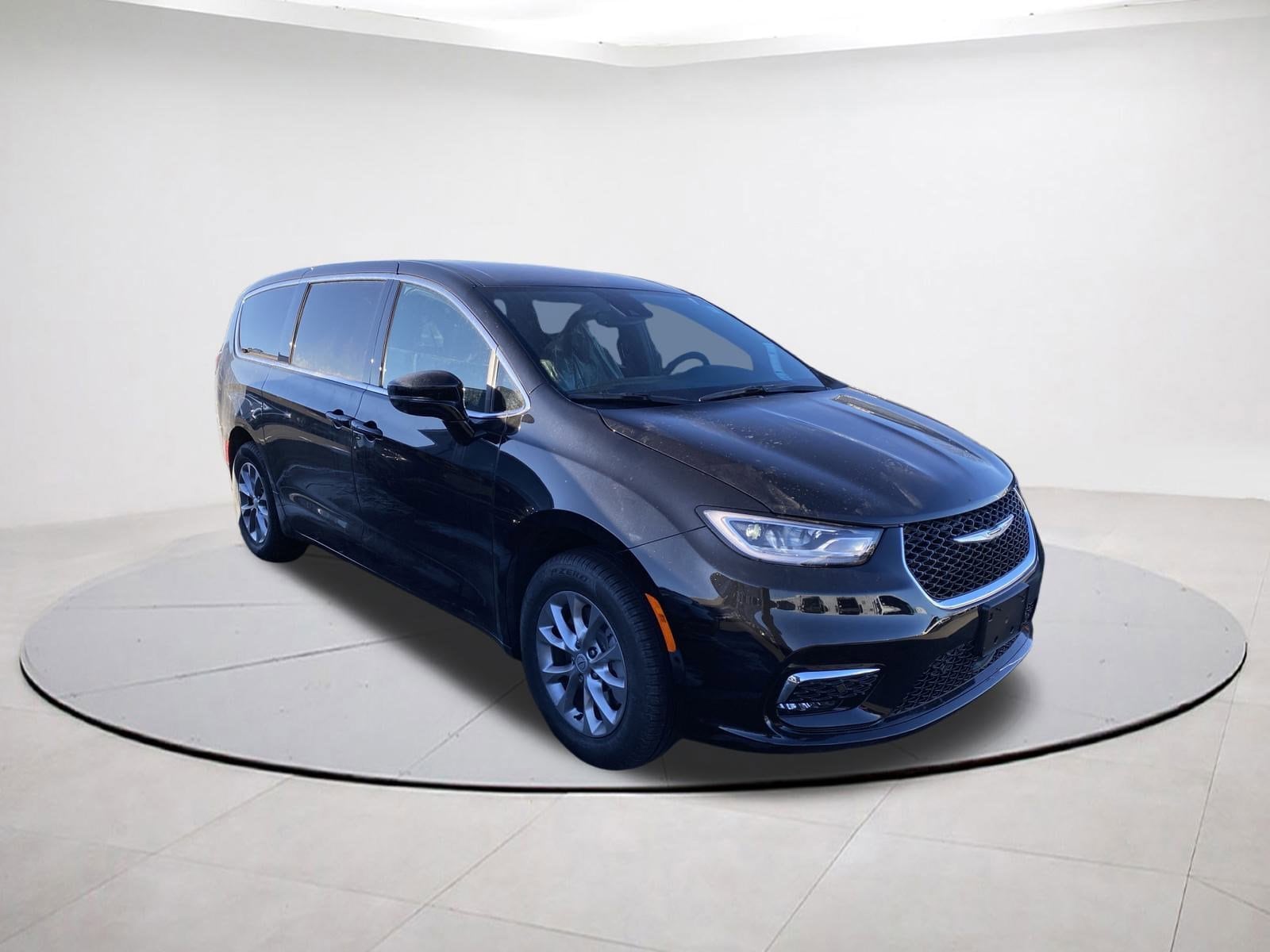 2026 Chrysler Pacifica Select's photo