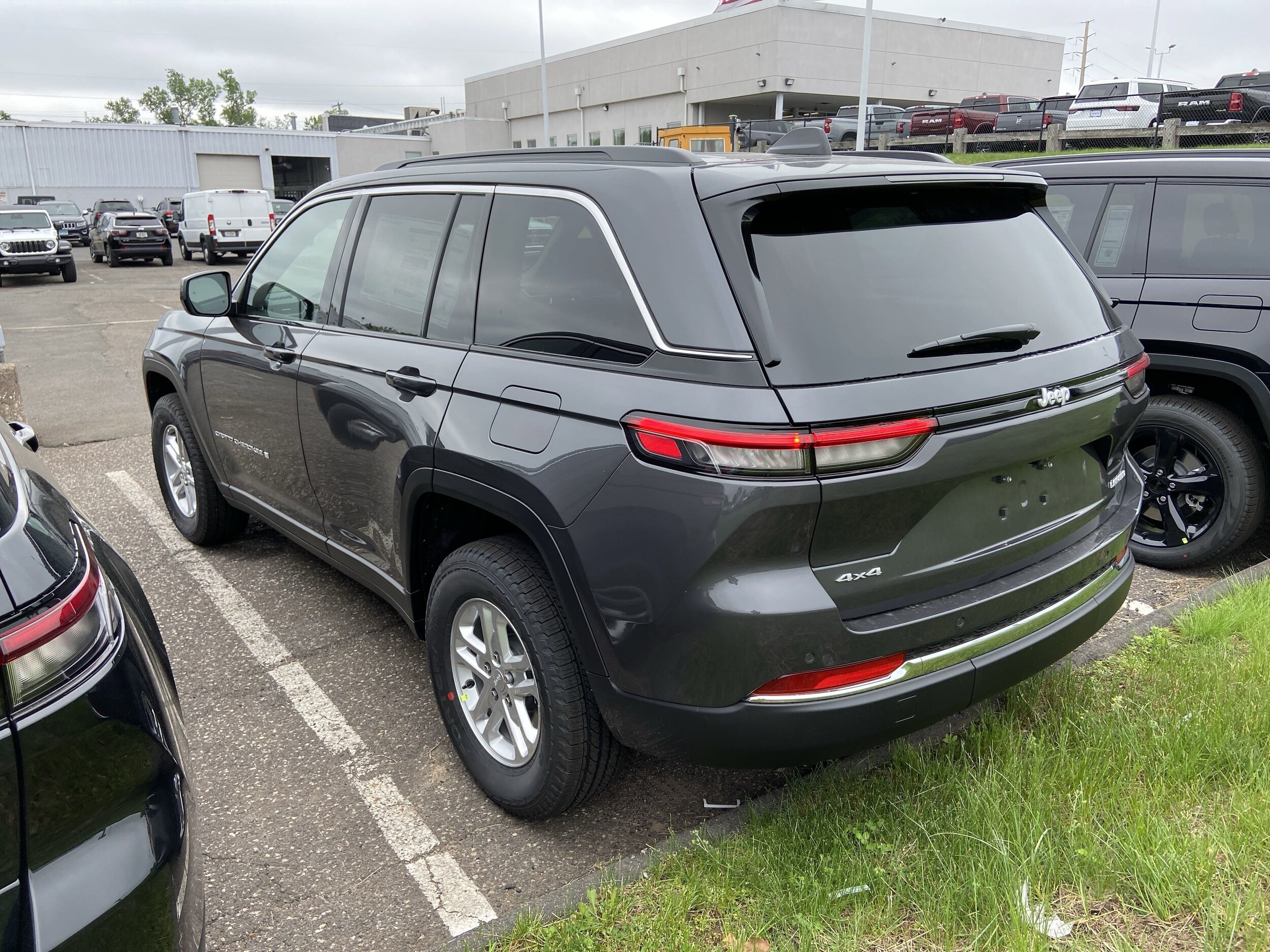 2025 Jeep Grand Cherokee Laredo photo 4