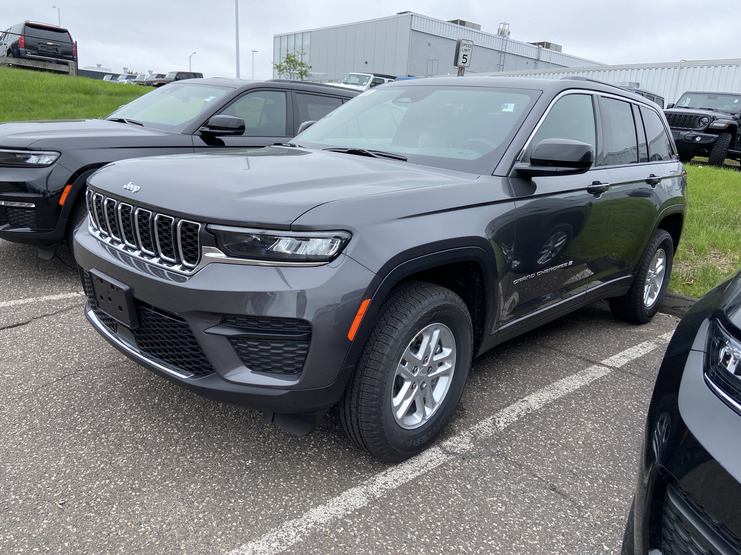 2025 Jeep Grand Cherokee Laredo photo 3