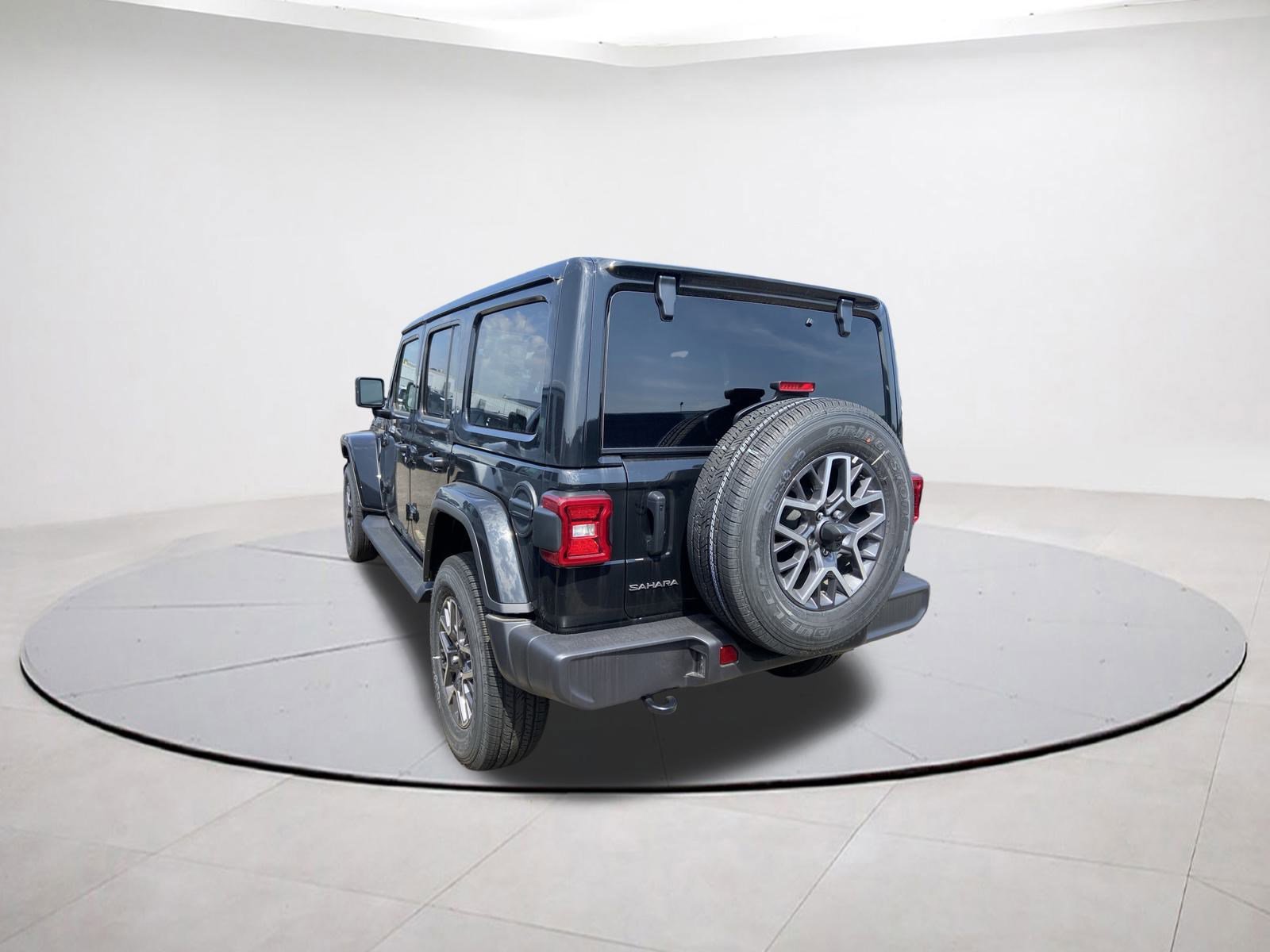 2025 Jeep Wrangler Sahara photo 4