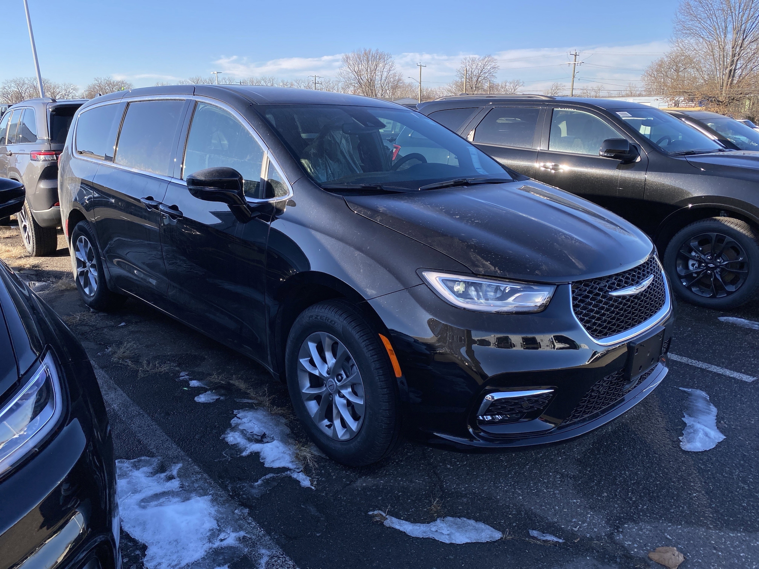 2026 Chrysler Pacifica Select's photo