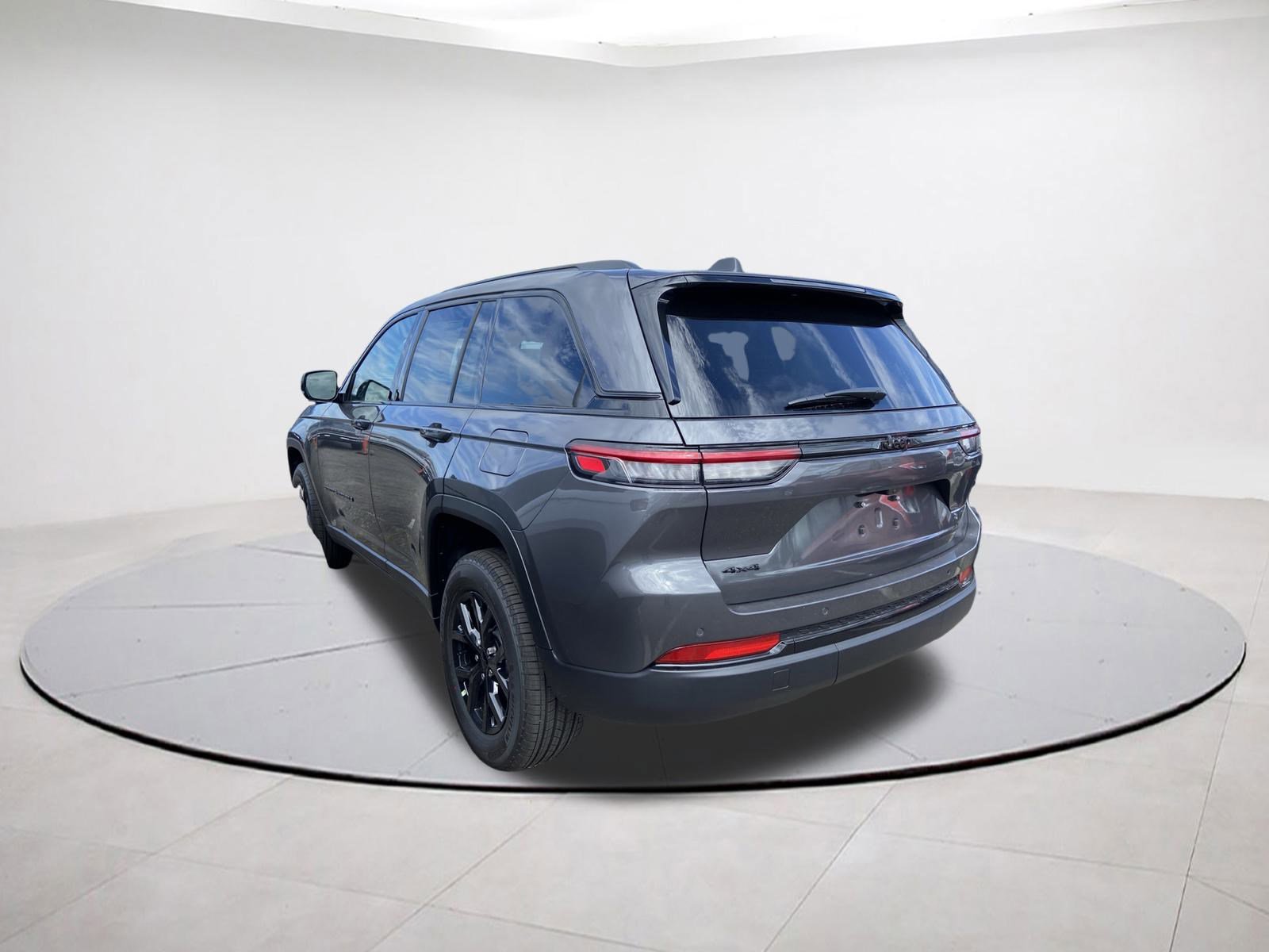 2025 Jeep Grand Cherokee Laredo photo 2