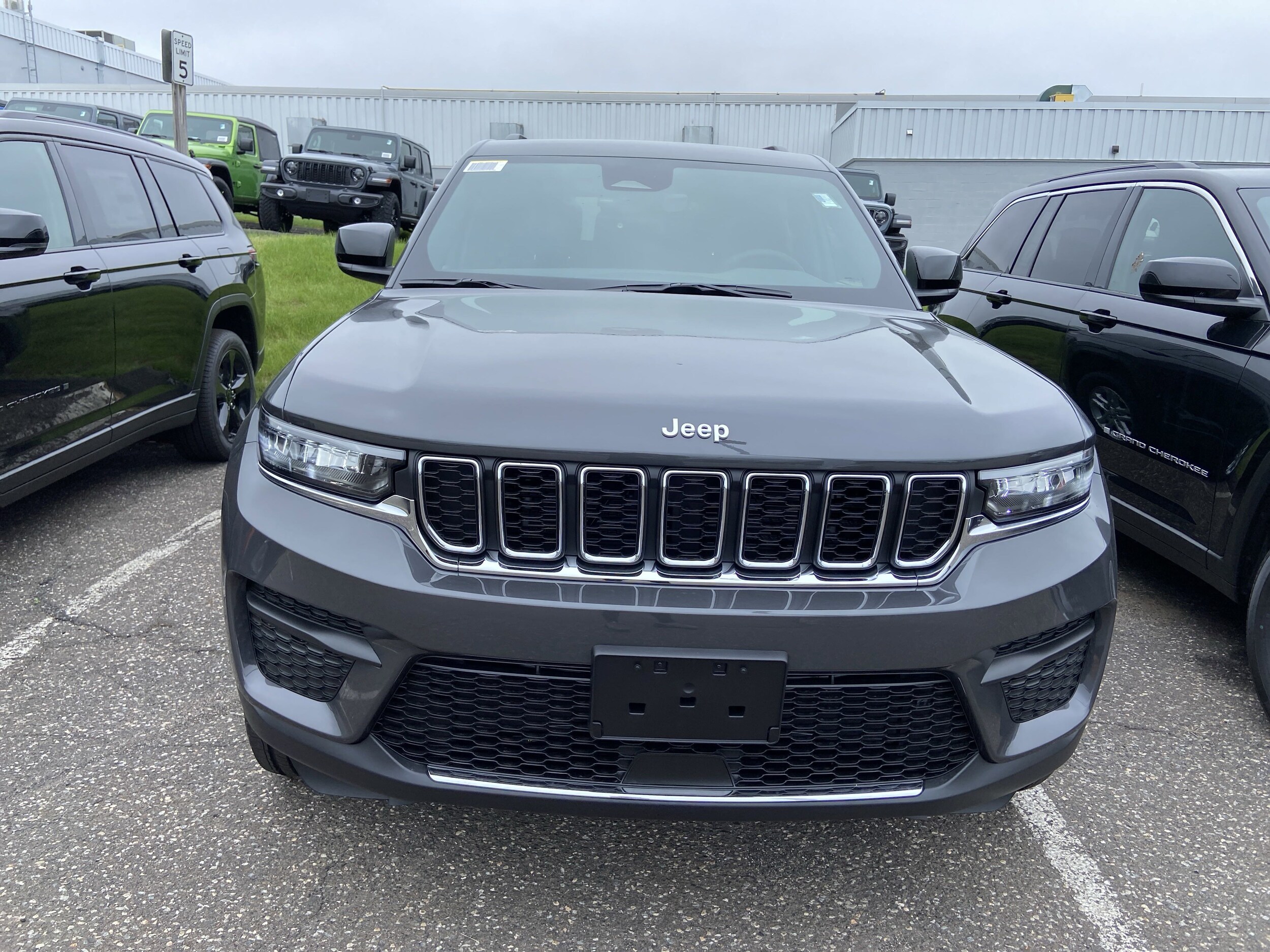 2025 Jeep Grand Cherokee Laredo photo 2