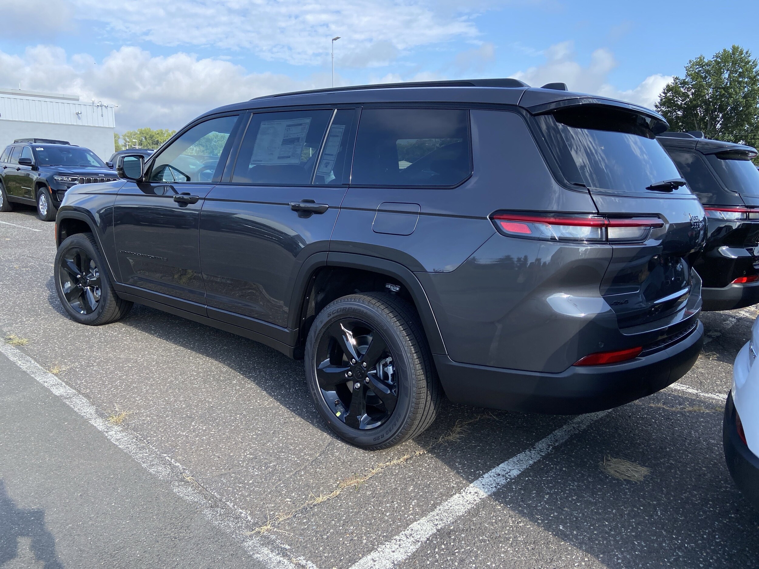 2025 Jeep Grand Cherokee Limited photo 3