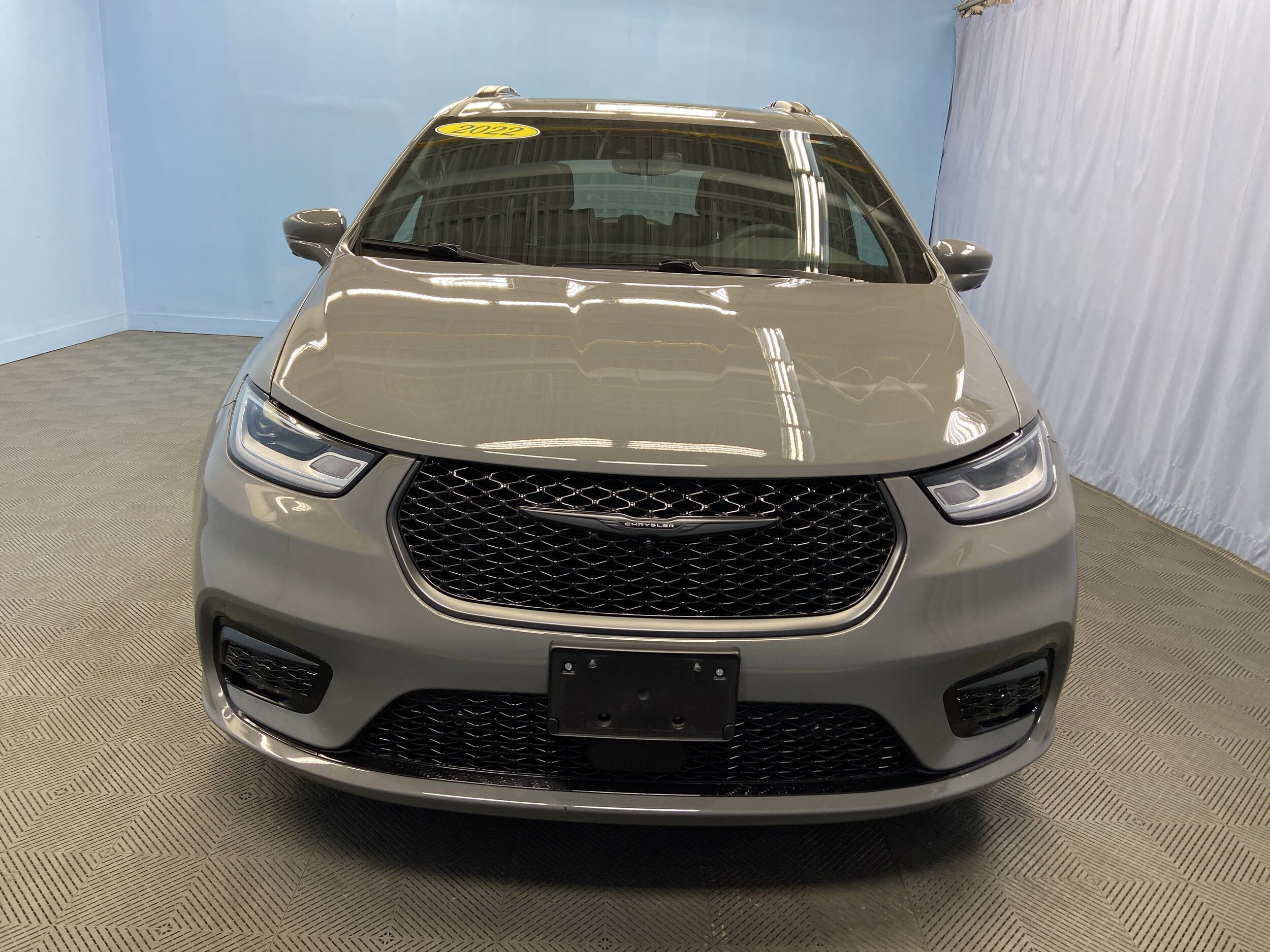 2022 Chrysler Pacifica Hybrid Limited photo 2