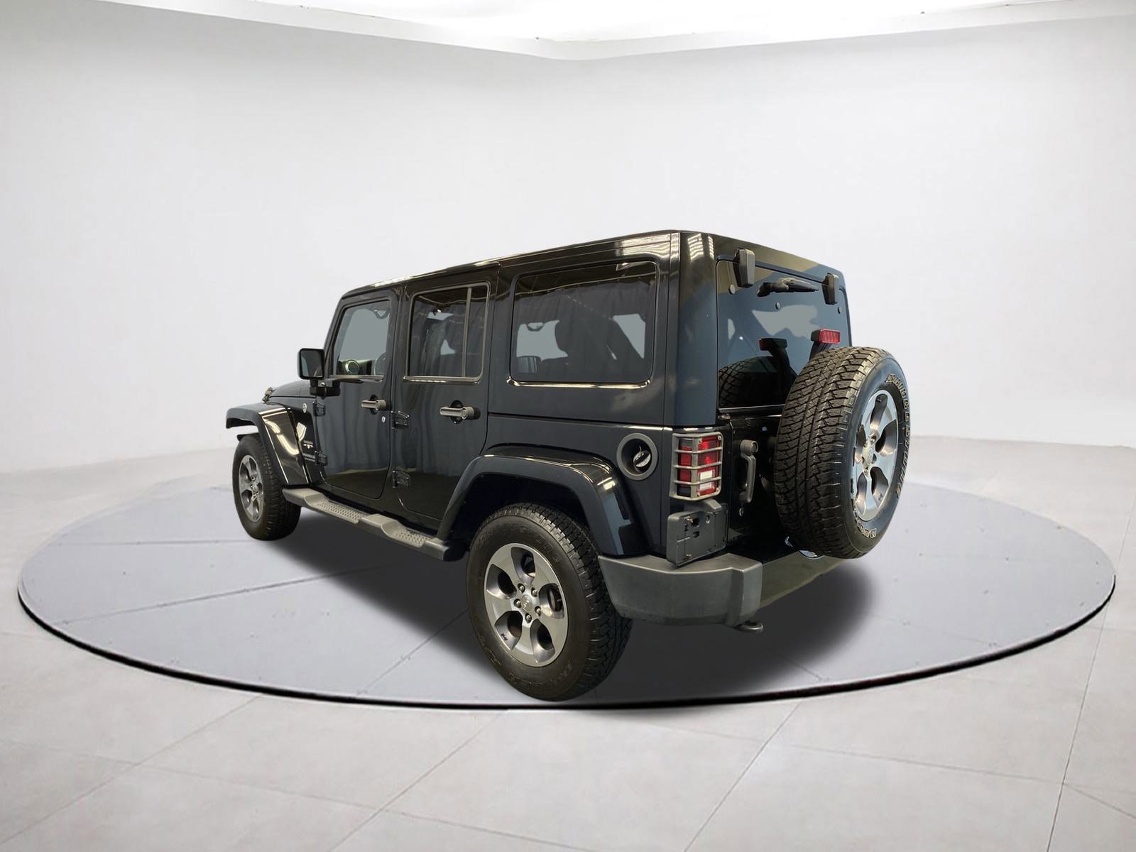 2016 Jeep Wrangler Unlimited Sahara photo 2