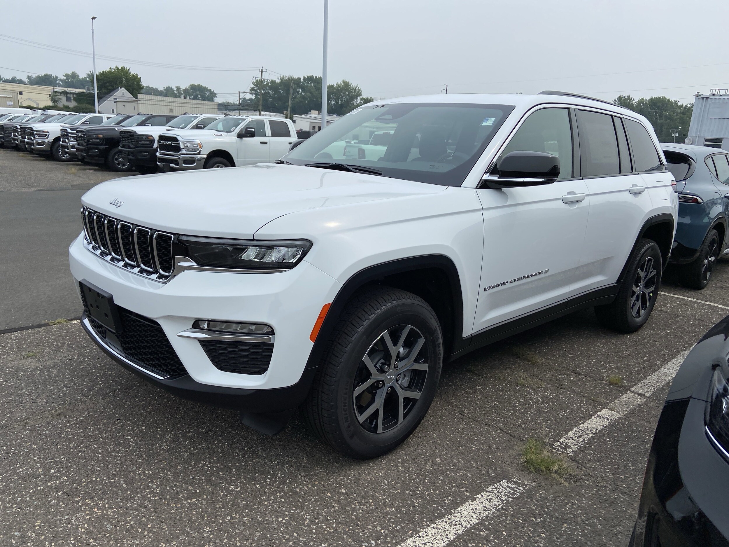 2025 Jeep Grand Cherokee Limited photo 3