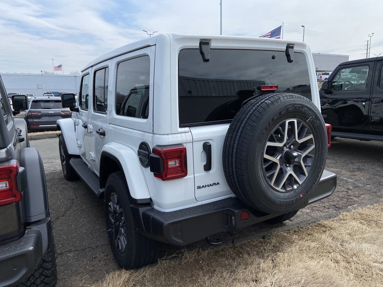 2025 Jeep Wrangler Sahara photo 4